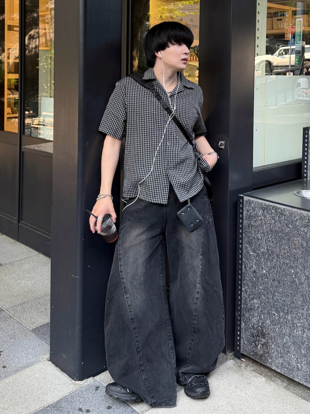 ブラック系のシャツ/ブラウス、ブラック系のデニムパンツ、ブラック系のスニーカーを着用したメンズの夏コーディネートの2枚目の写真