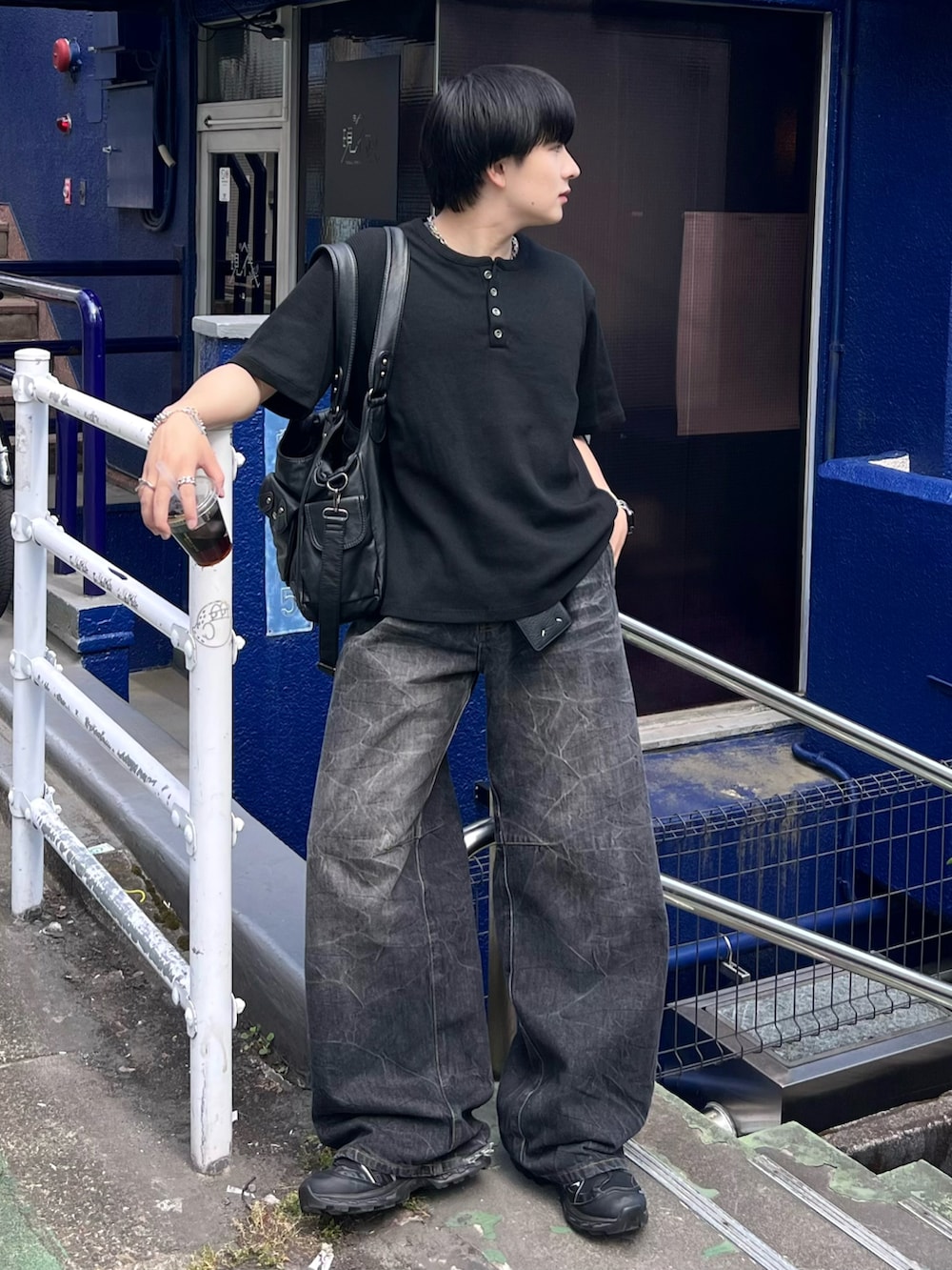 ブラック系のTシャツ/カットソー、ブラック系のデニムパンツ、ブラック系のショルダーバッグを着用したメンズの夏コーディネートの2枚目の写真