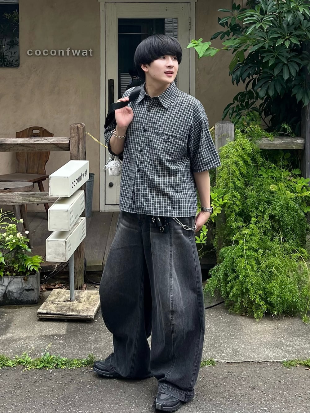 ブラック系のシャツ/ブラウス、ブラック系のデニムパンツ、ブラック系のショルダーバッグを着用したメンズの夏コーディネートの2枚目の写真