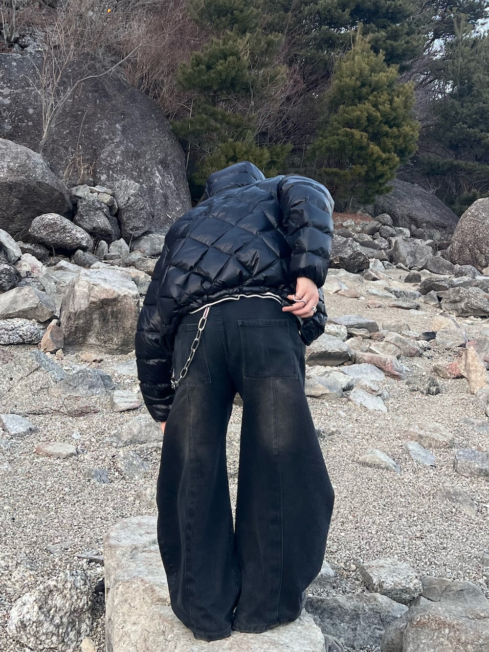 ブラック系のダウンジャケット/コート、ブラック系のスウェット、ブラック系のTシャツ/カットソーを着用したメンズの冬コーディネートの3枚目の写真