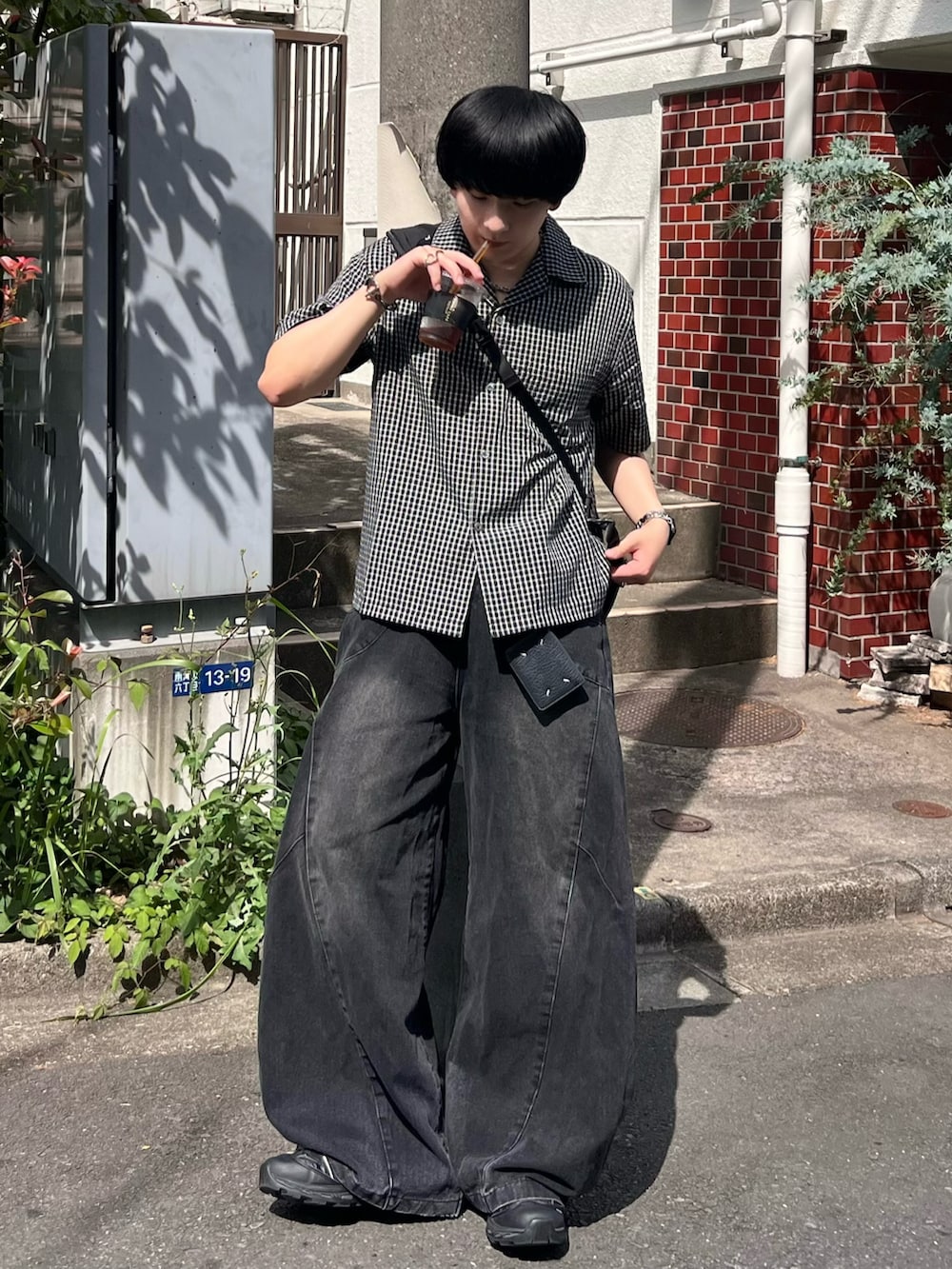 ブラック系のシャツ/ブラウス、ブラック系のデニムパンツ、ブラック系のスニーカーを着用したメンズの夏コーディネートの2枚目の写真