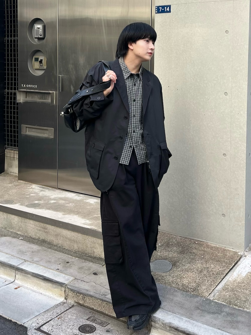 ブラック系のシャツ/ブラウス、ブラック系のカバーオール、ブラック系のカーゴパンツを着用したメンズの秋コーディネートの3枚目の写真