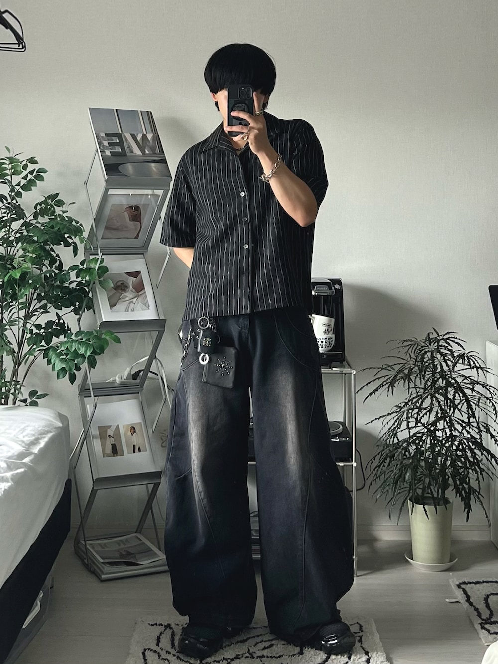 ブラック系のシャツ/ブラウス、ブラック系のデニムパンツ、ブラック系のスニーカーを着用したメンズの夏コーディネートの3枚目の写真