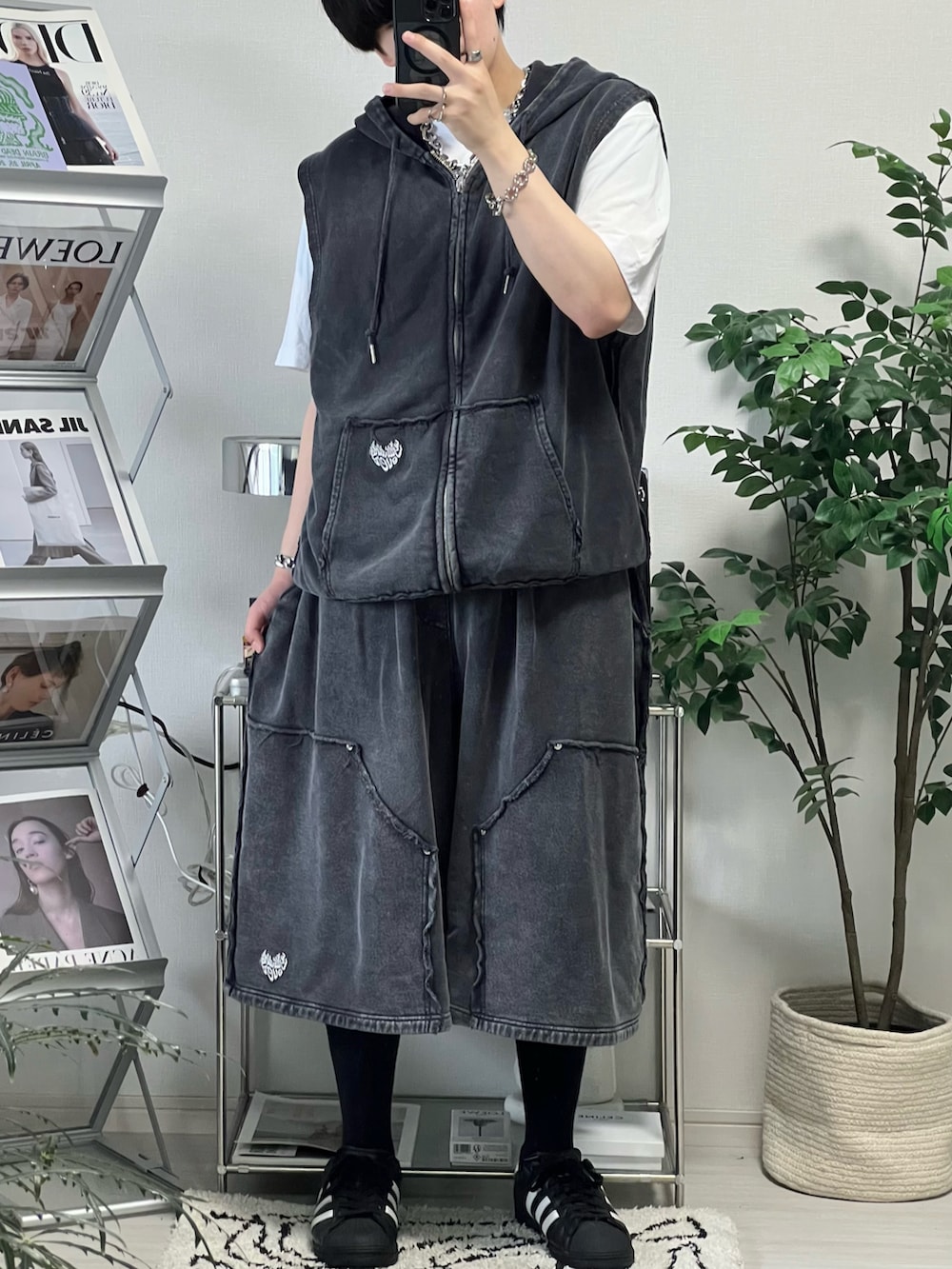 ブラック系のスウェットパンツ、ブラック系のパーカー、ホワイト系のTシャツ/カットソーを着用したメンズの夏コーディネートの4枚目の写真