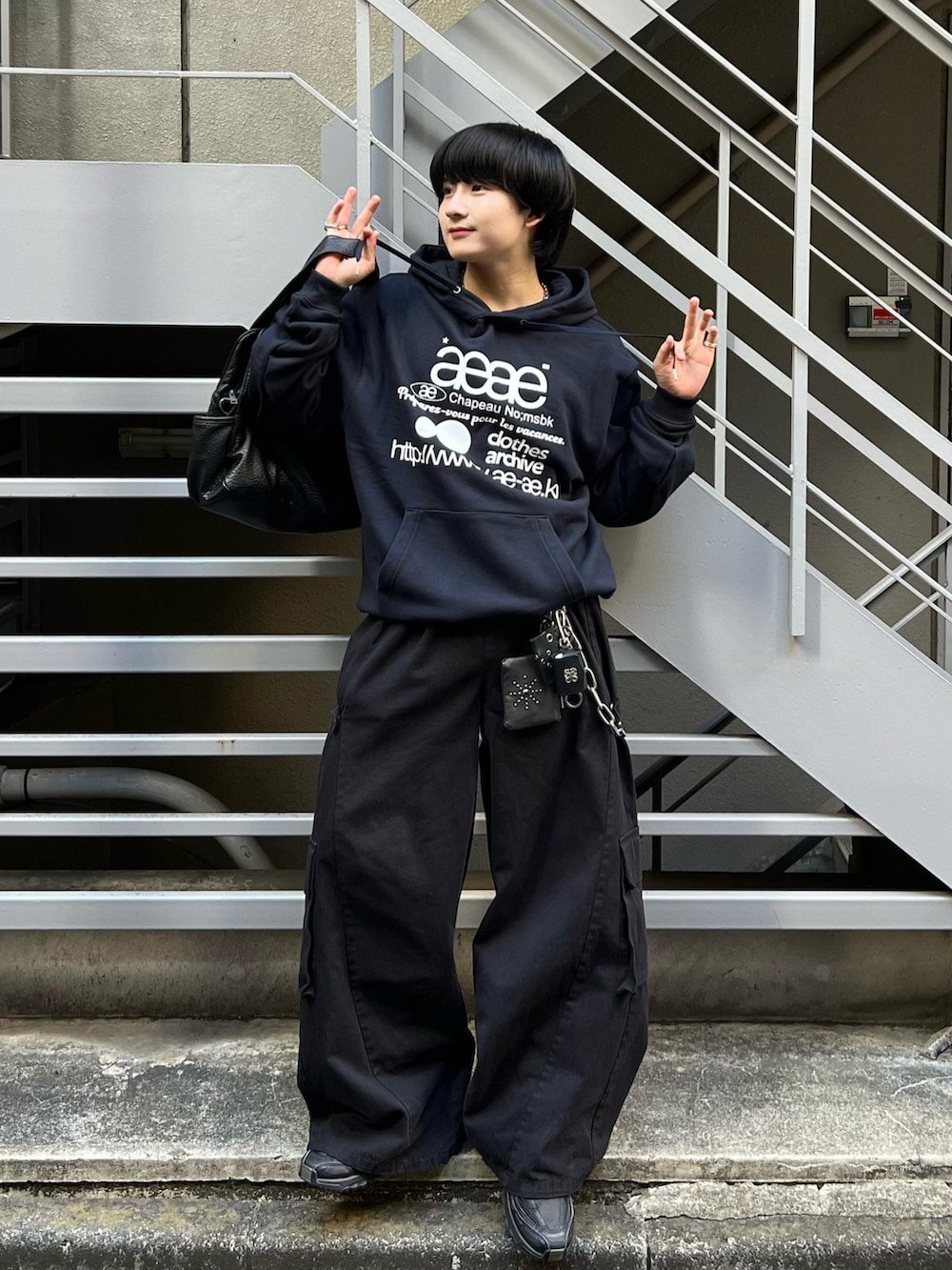 ブルー系のスウェット、ブラック系のカーゴパンツ、ブラック系のショルダーバッグを着用したメンズの秋コーディネートの2枚目の写真