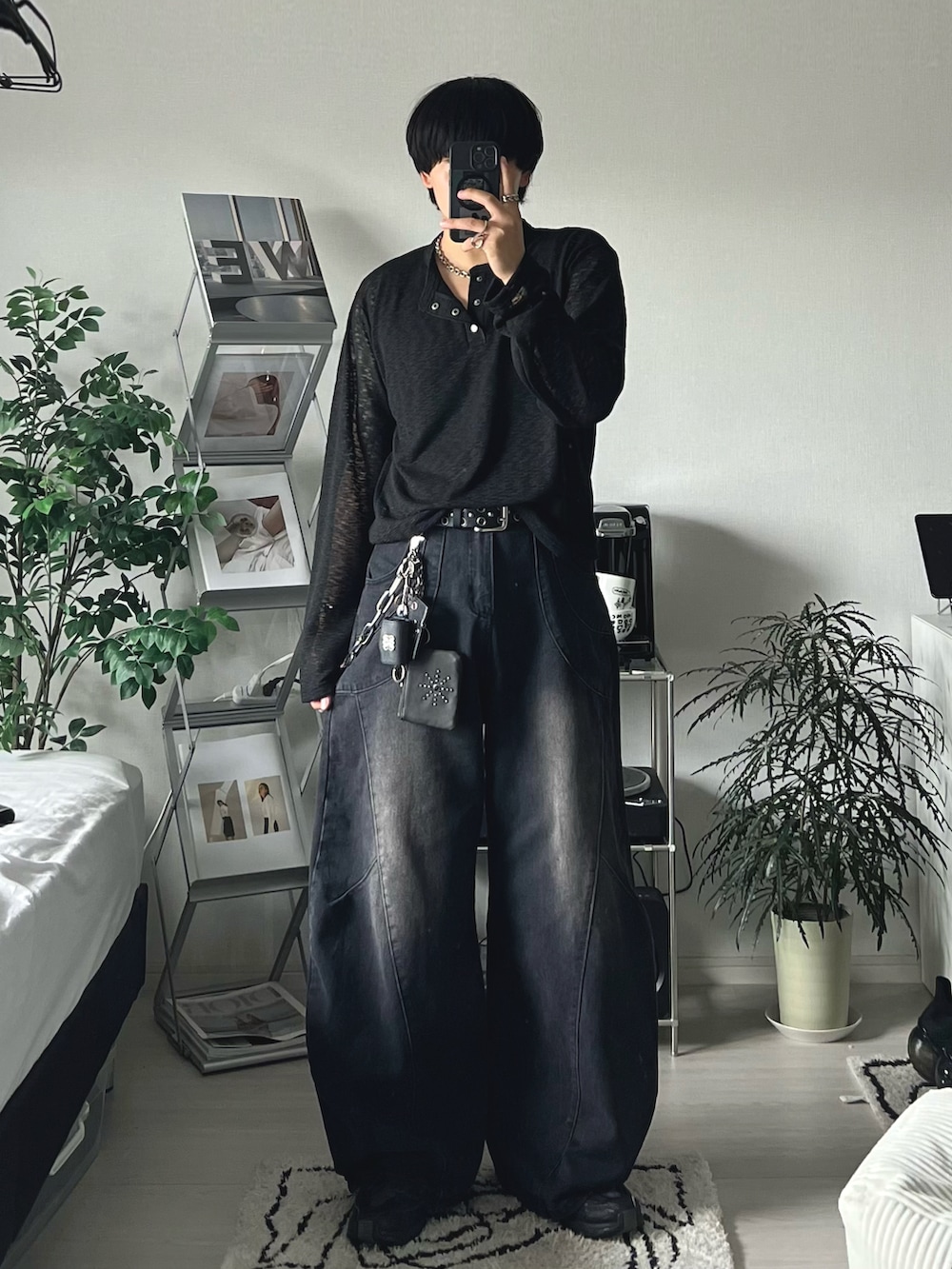 ブラック系のデニムパンツ、ブラック系のTシャツ/カットソー、ブラック系のスニーカーを着用したメンズの秋コーディネートの2枚目の写真