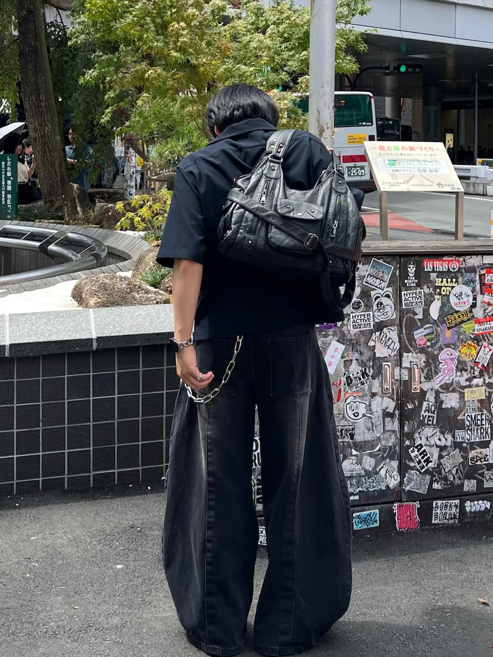 ブラック系のデニムパンツ、ブルー系のシャツ/ブラウス、ブラック系のスニーカーを着用したメンズの夏コーディネートの3枚目の写真