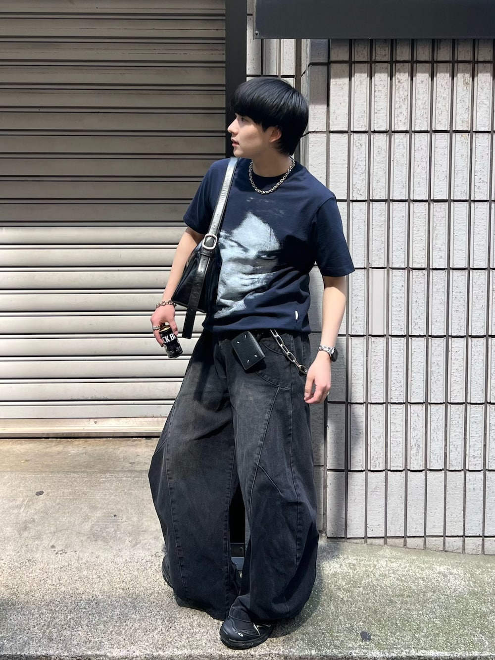 ブルー系のTシャツ/カットソー、ブラック系のデニムパンツ、ブラック系のショルダーバッグを着用したメンズの春コーディネートの2枚目の写真