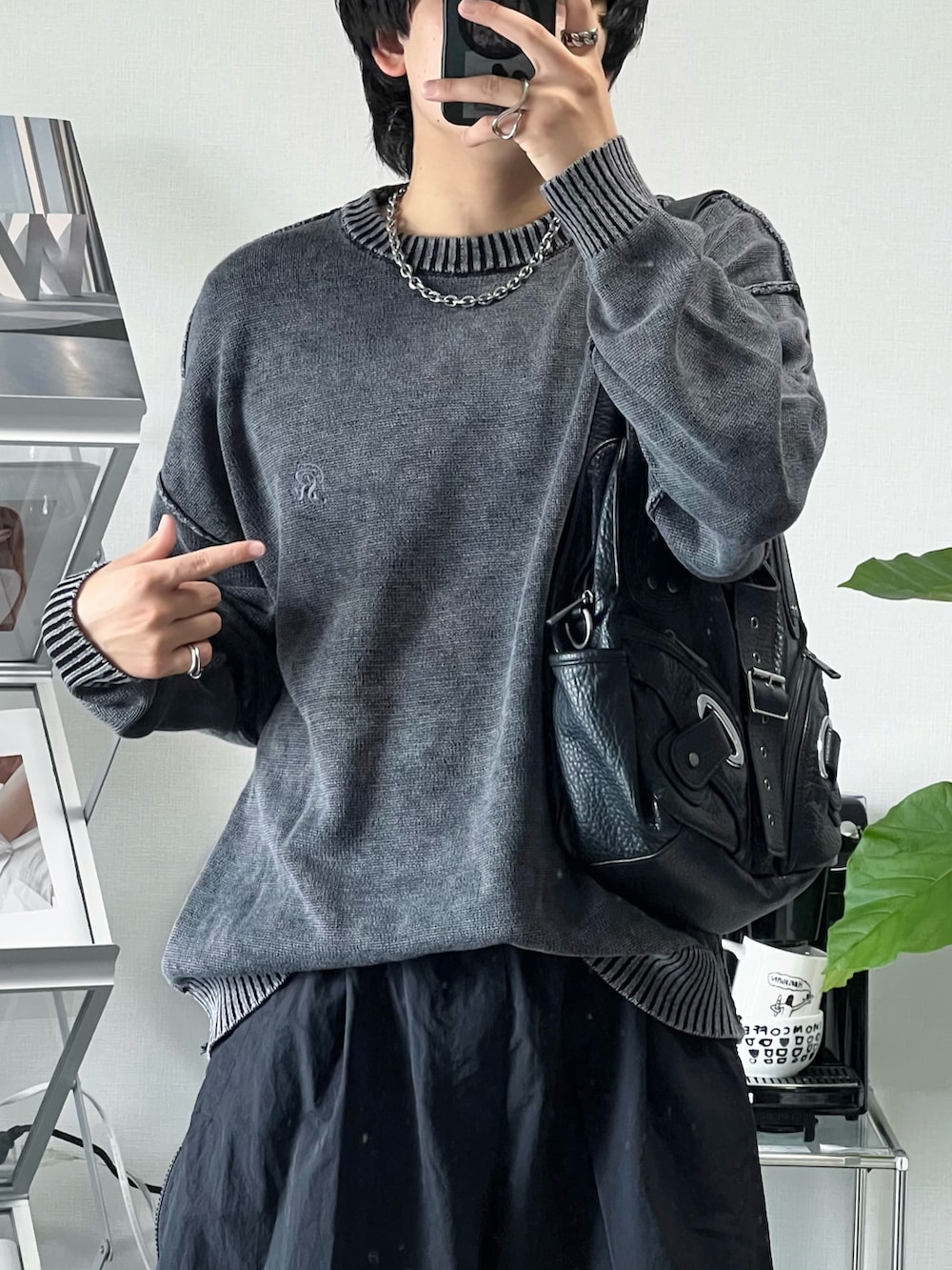 ブラック系のニット/セーター、ブラック系のパンツ、ブラック系のスニーカーを着用したメンズの夏コーディネートの2枚目の写真