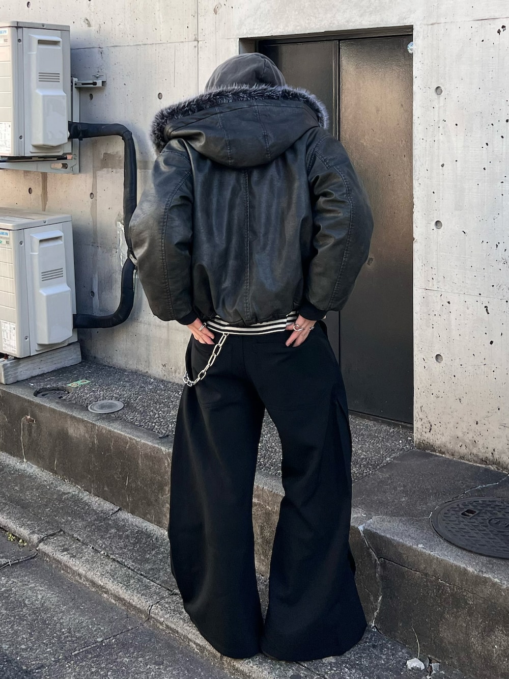 ブラック系のTシャツ/カットソー、ブラック系のパーカー、ブラック系のブルゾンを着用したメンズの冬コーディネートの3枚目の写真