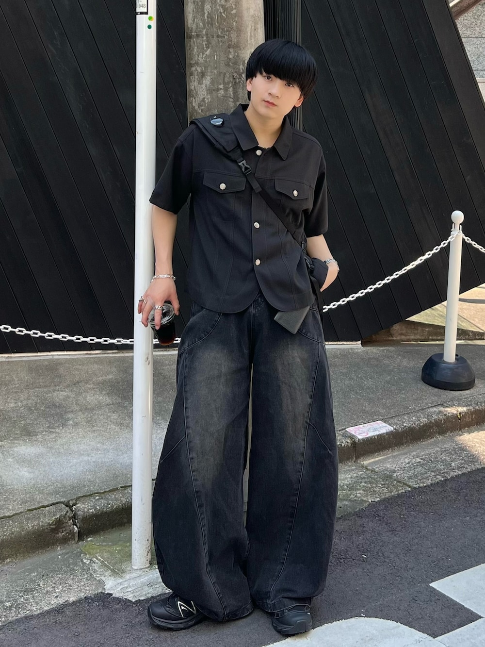 ブラック系のシャツ/ブラウス、ブラック系のデニムパンツ、ブラック系のショルダーバッグを着用したメンズの夏コーディネートの2枚目の写真
