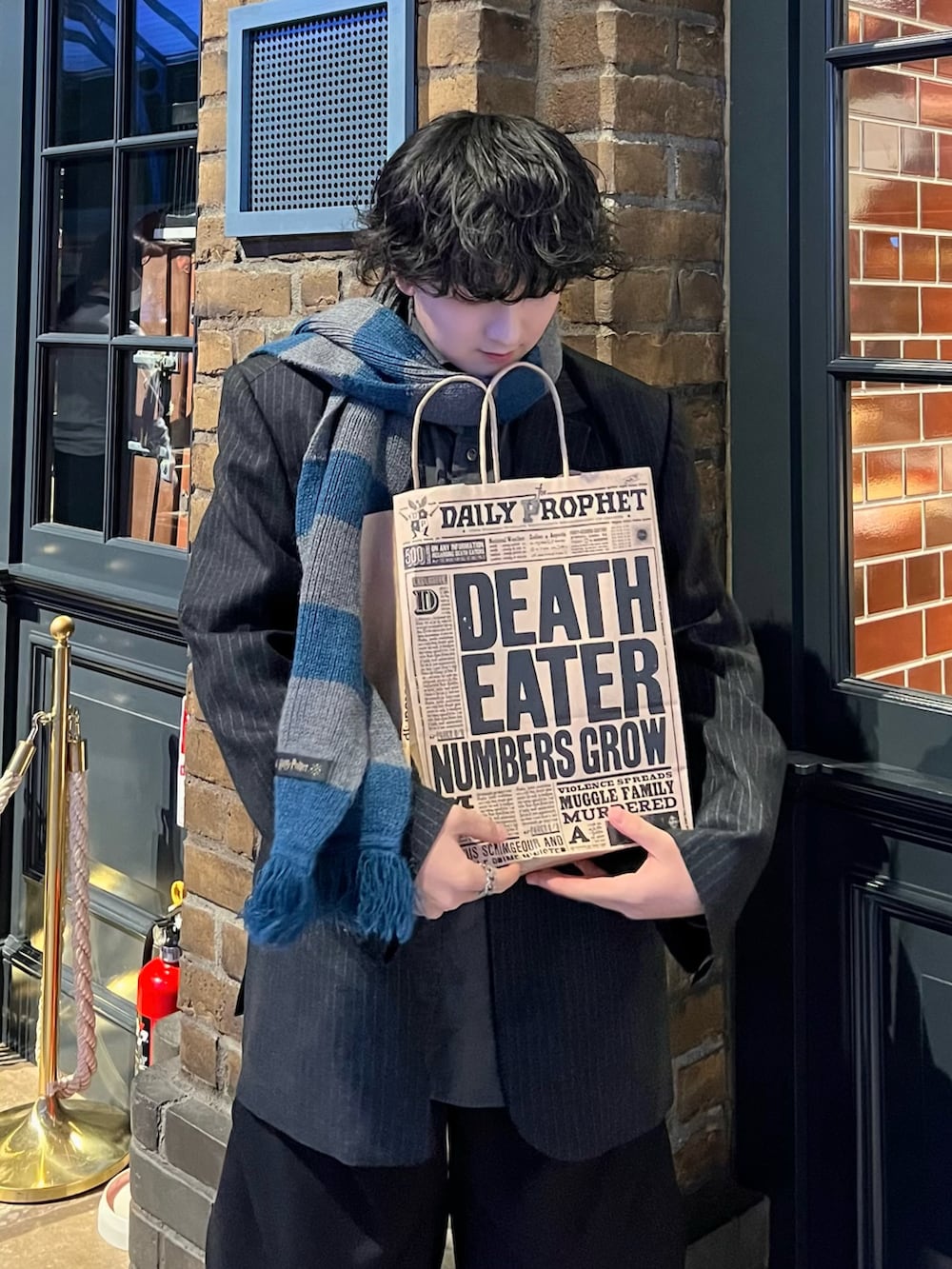 グレー系のテーラードジャケット、グレー系のシャツ/ブラウス、ブラック系のドレスシューズを着用したメンズの冬コーディネートの2枚目の写真