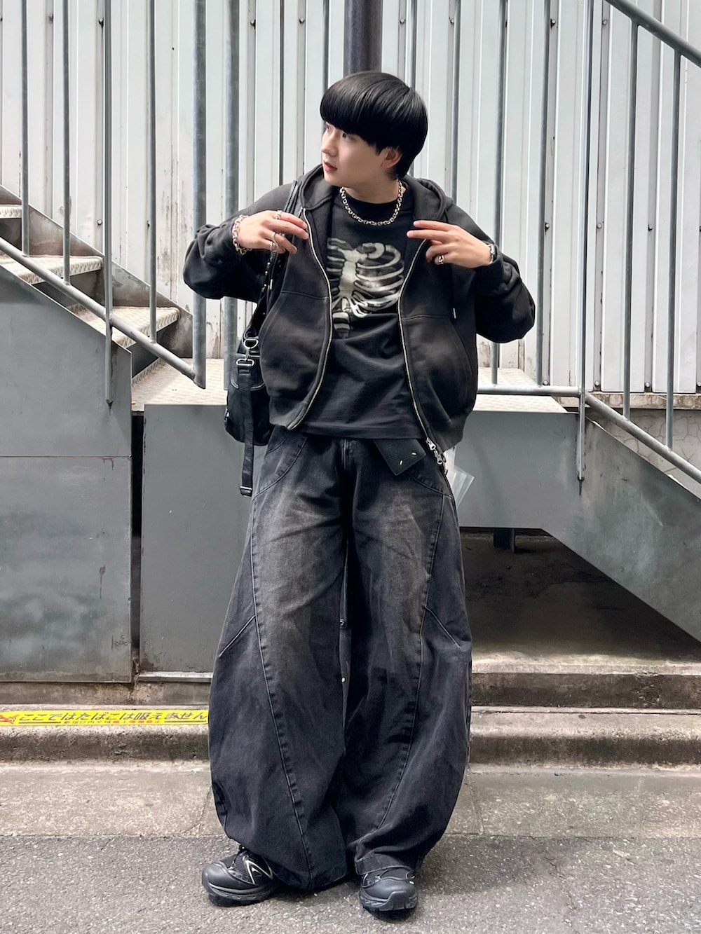 ブラック系のTシャツ/カットソー、ブラック系のパーカー、ブラック系のデニムパンツを着用したメンズの春コーディネートの2枚目の写真