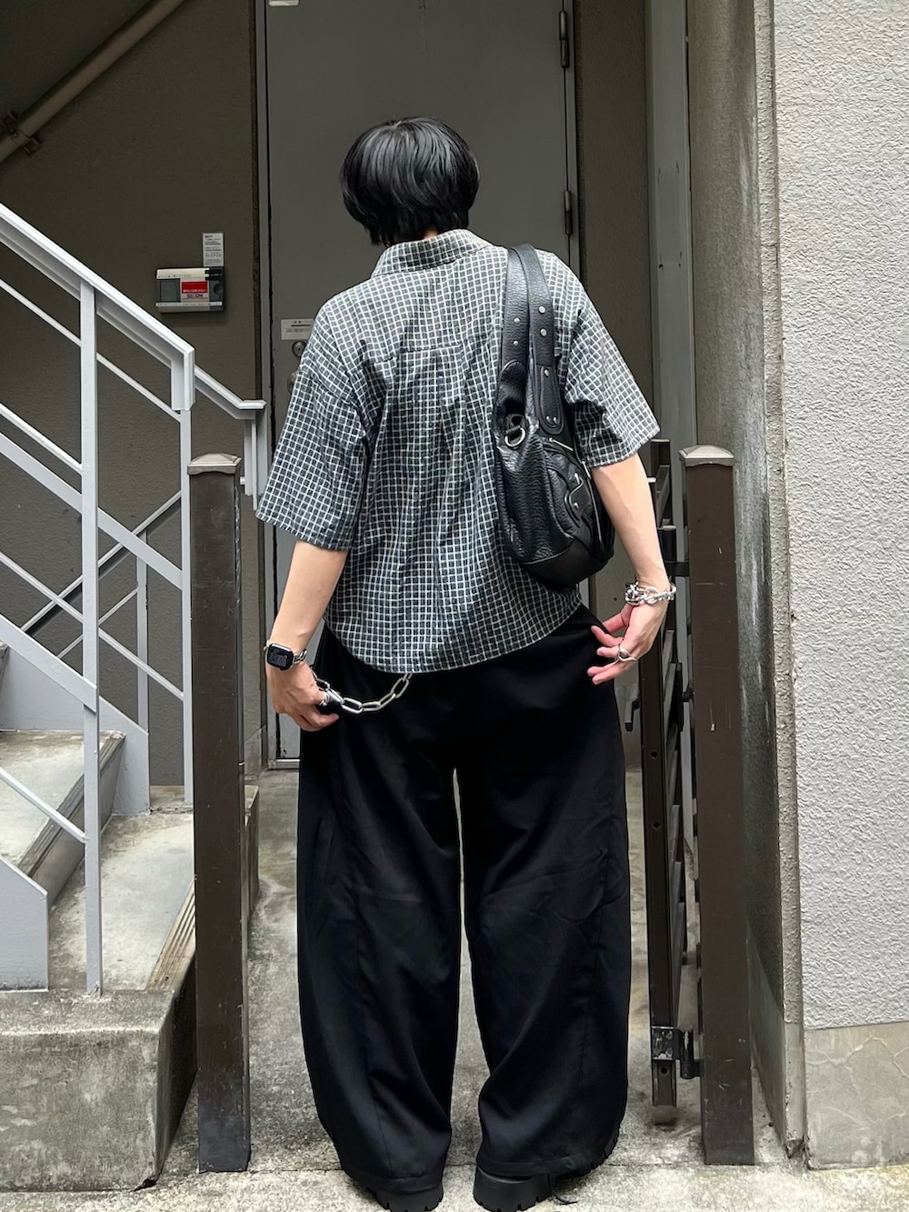 ブラック系のショルダーバッグ、ブラック系のシャツ/ブラウス、ブラック系のスラックスを着用したメンズの夏コーディネートの3枚目の写真