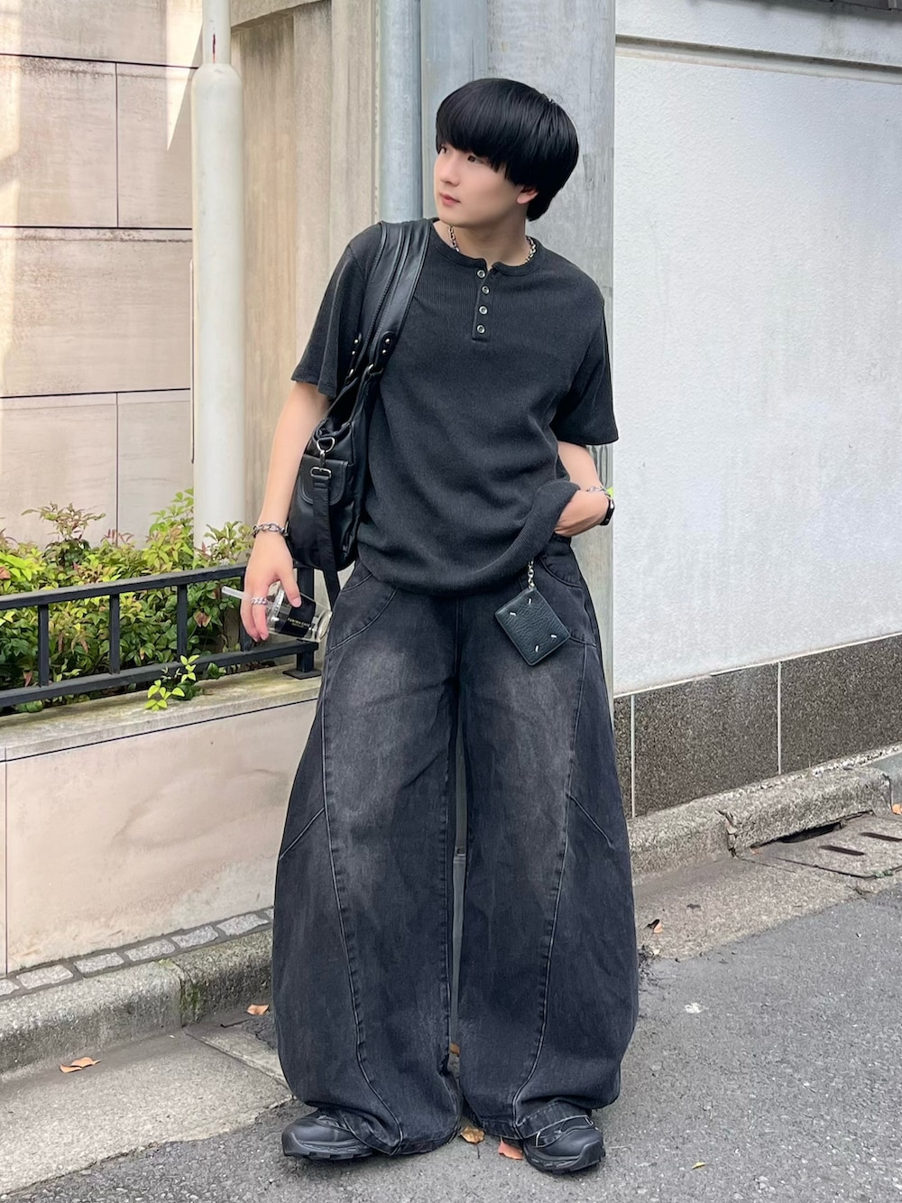 ブラック系のTシャツ/カットソー、ブラック系のデニムパンツ、ブラック系のショルダーバッグを着用したメンズの夏コーディネートの2枚目の写真