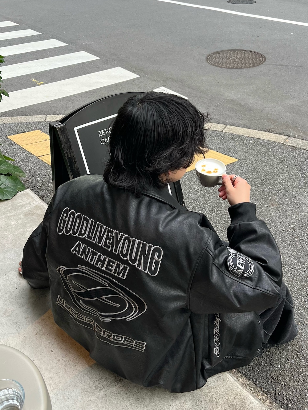 グレー系のシャツ/ブラウス、ブラック系のライダースジャケット、ブラック系のデニムパンツを着用したメンズの冬コーディネートの2枚目の写真