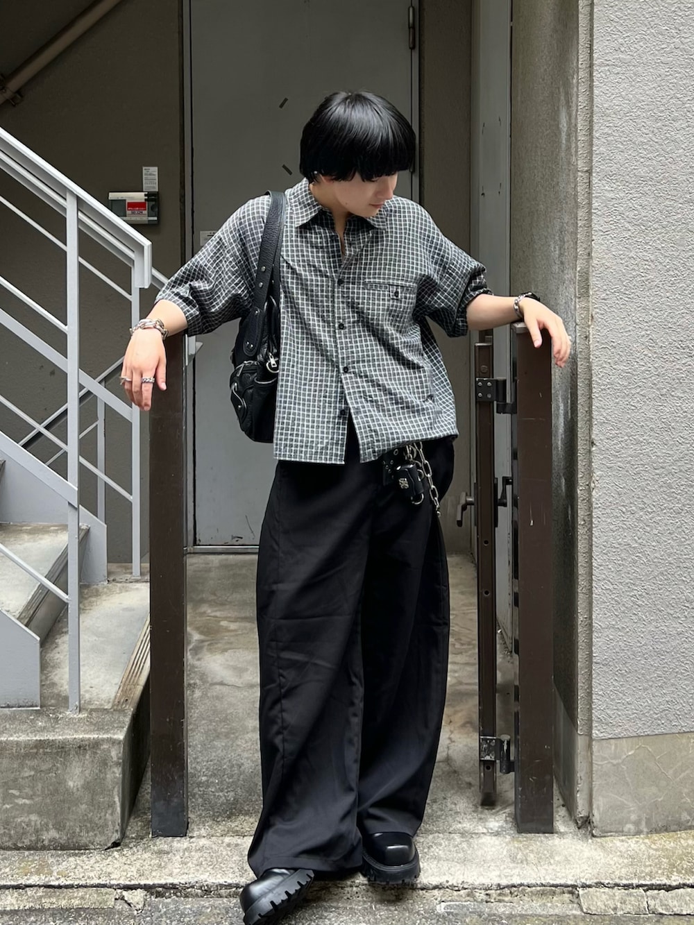 ブラック系のショルダーバッグ、ブラック系のシャツ/ブラウス、ブラック系のスラックスを着用したメンズの夏コーディネートの2枚目の写真