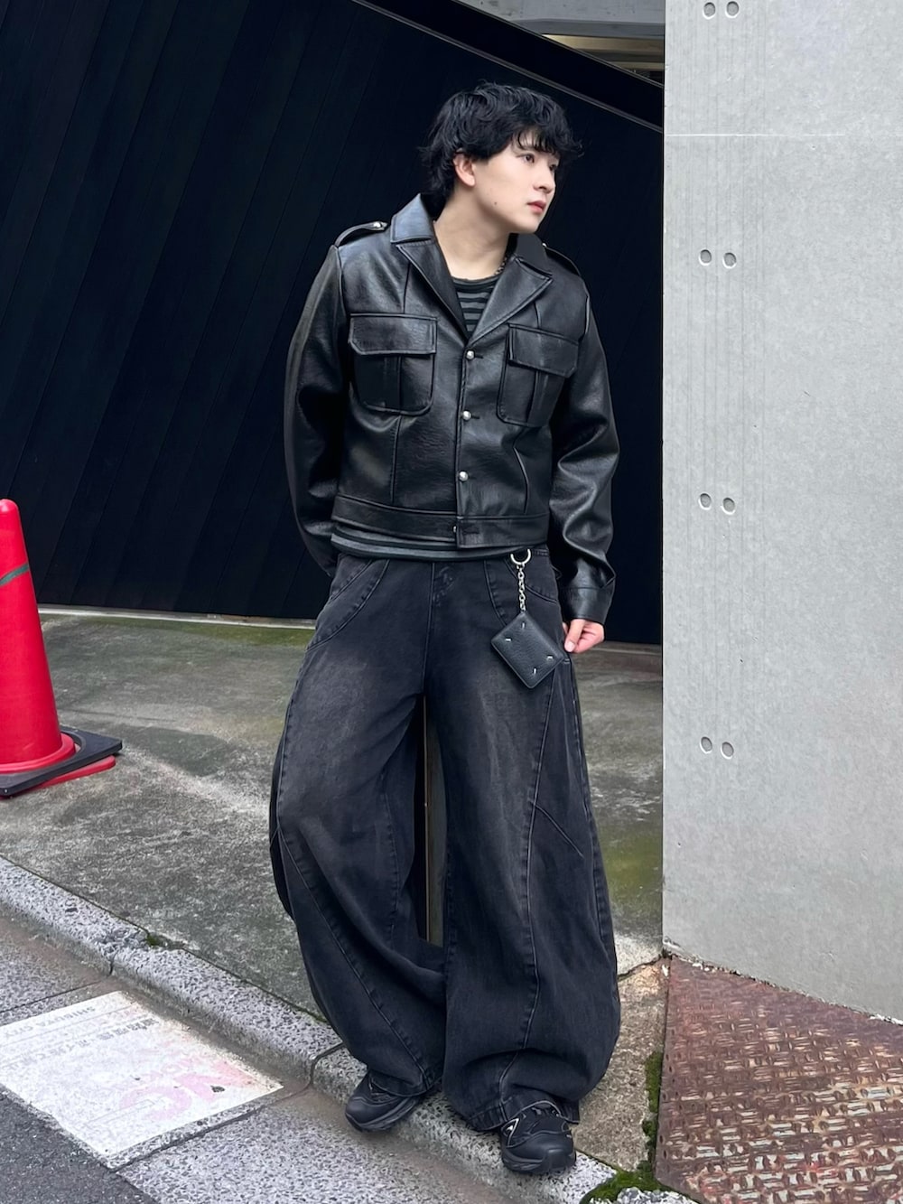 ブラック系のその他アウター、グレー系のTシャツ/カットソー、ブラック系のデニムパンツを着用したメンズの秋コーディネートの2枚目の写真