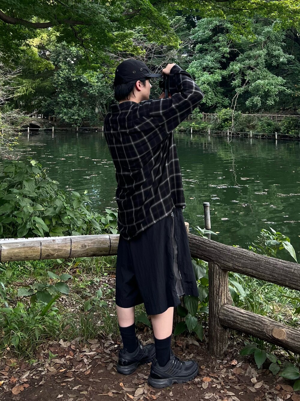 ブラック系のスニーカー、ブラック系のパンツ、その他のジャケット/アウターを着用したメンズの秋コーディネートの3枚目の写真