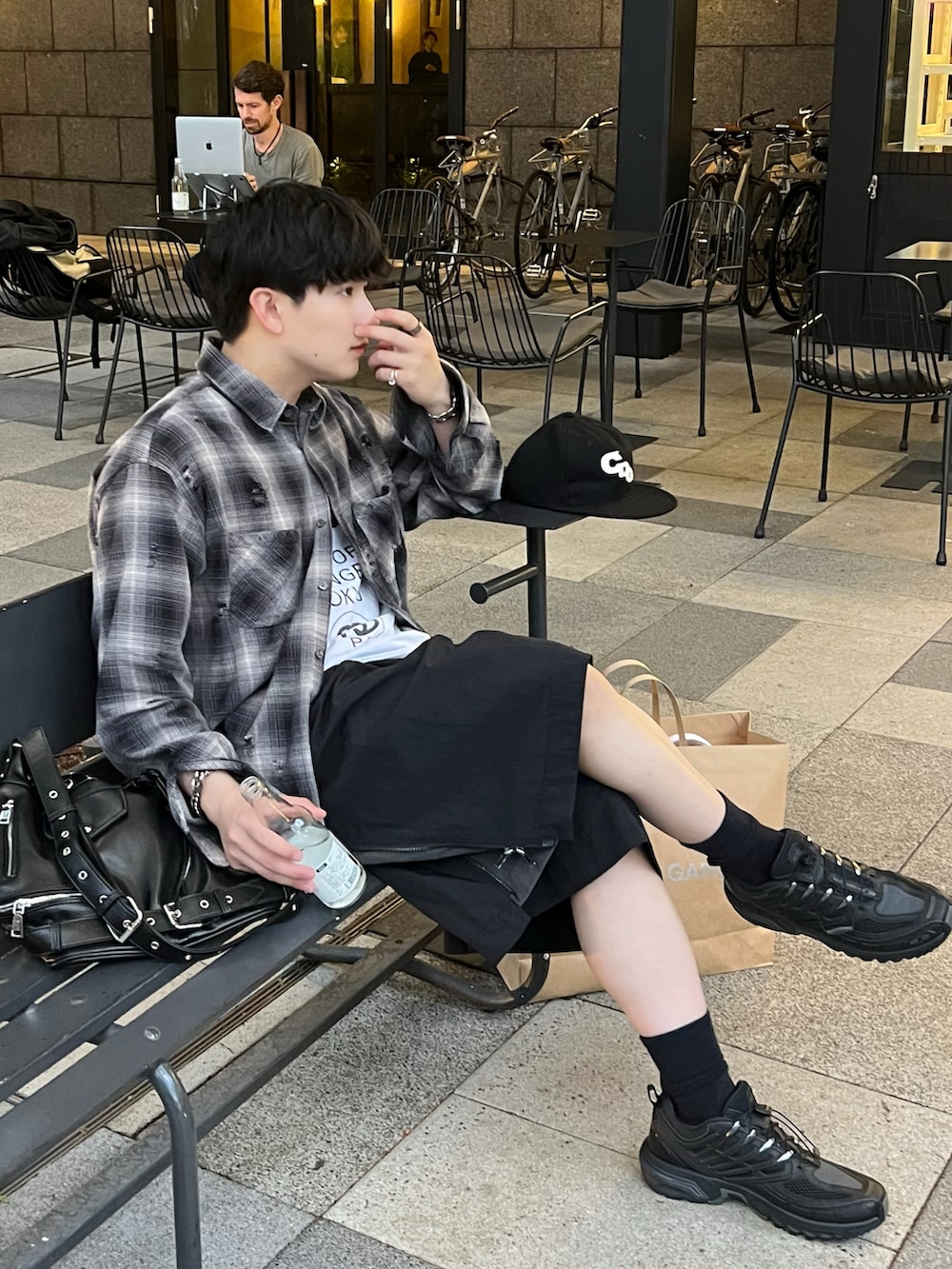 ブラック系のパンツ、ブラック系のスニーカー、ブラック系のショルダーバッグを着用したメンズの夏コーディネートの2枚目の写真