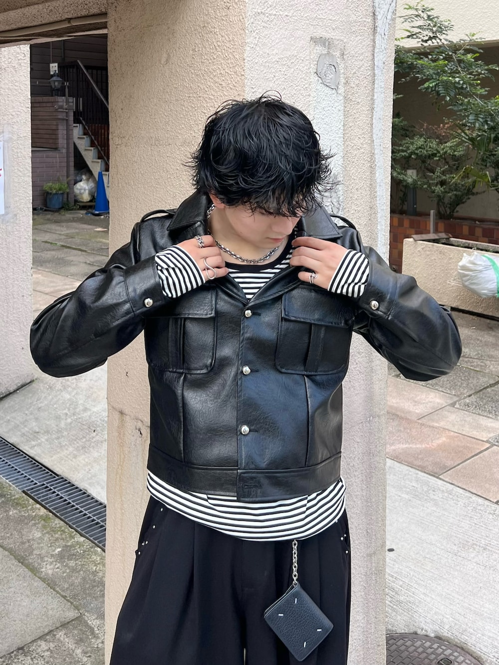 ブラック系のその他アウター、ホワイト系のTシャツ/カットソー、ブラック系のスラックスを着用したメンズの秋コーディネートの2枚目の写真