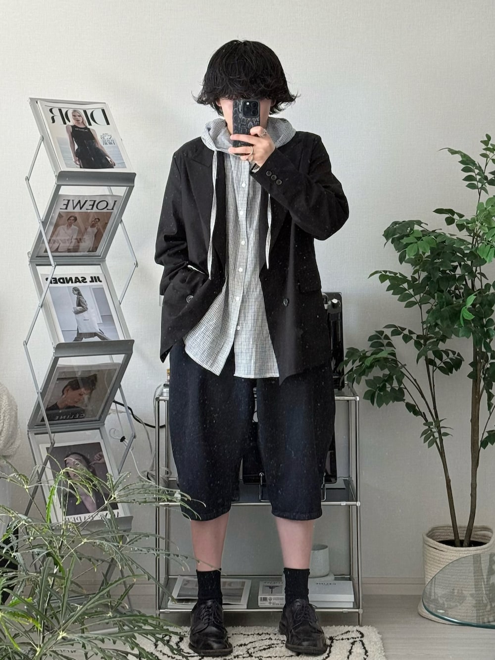 ホワイト系のシャツ/ブラウス、ブラック系のデニムパンツ、ブラック系のテーラードジャケットを着用したメンズの春コーディネートの2枚目の写真