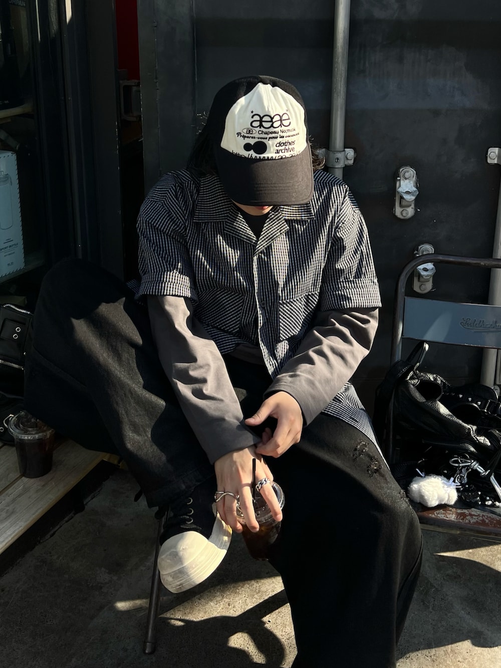 ブラック系のシャツ/ブラウス、グレー系のTシャツ/カットソー、ブラック系のデニムパンツを着用したメンズの春コーディネートの3枚目の写真