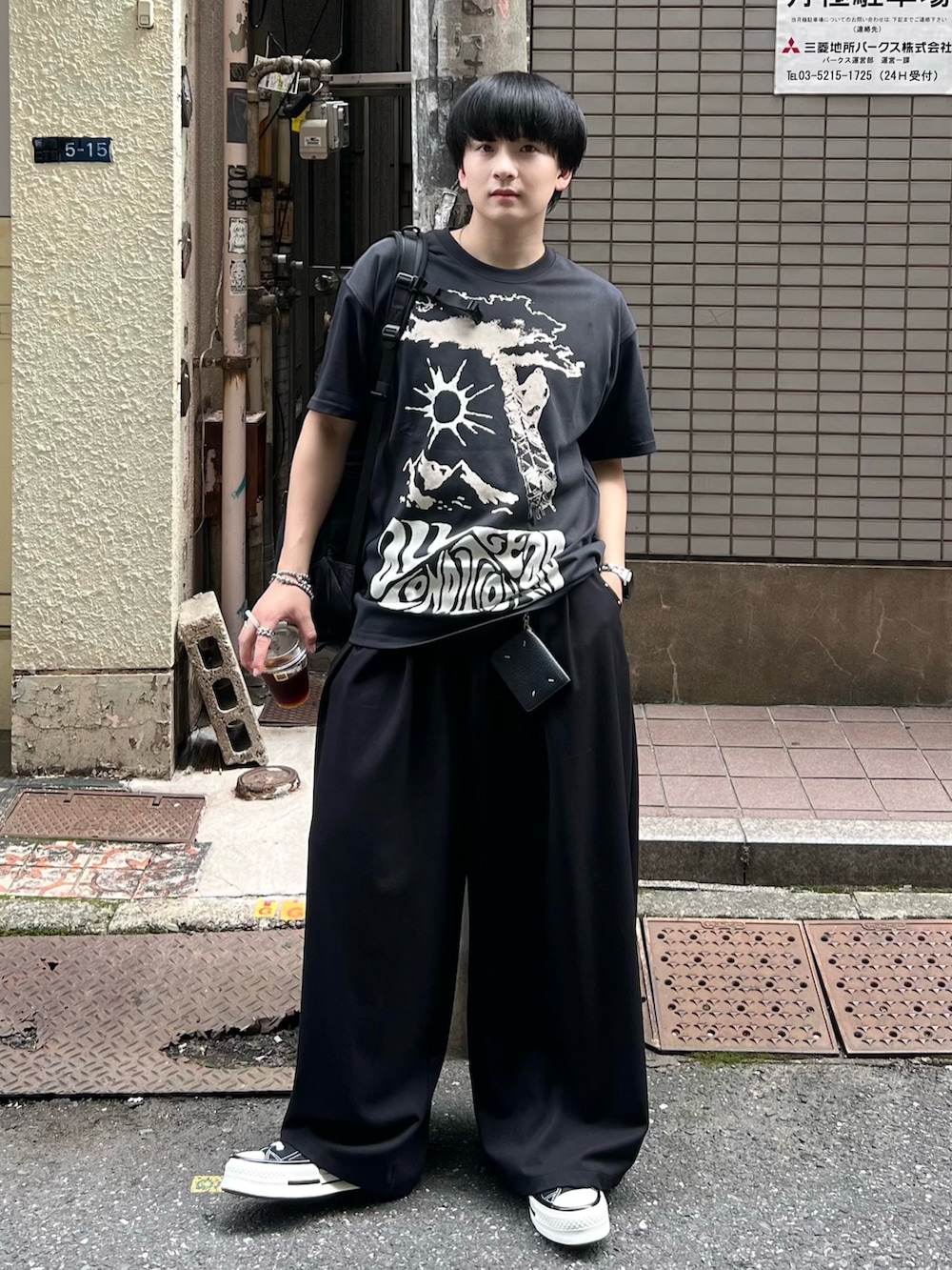 その他のバックパック/リュック、ブラック系のスラックス、ブラック系のTシャツ/カットソーを着用したメンズの夏コーディネートの2枚目の写真