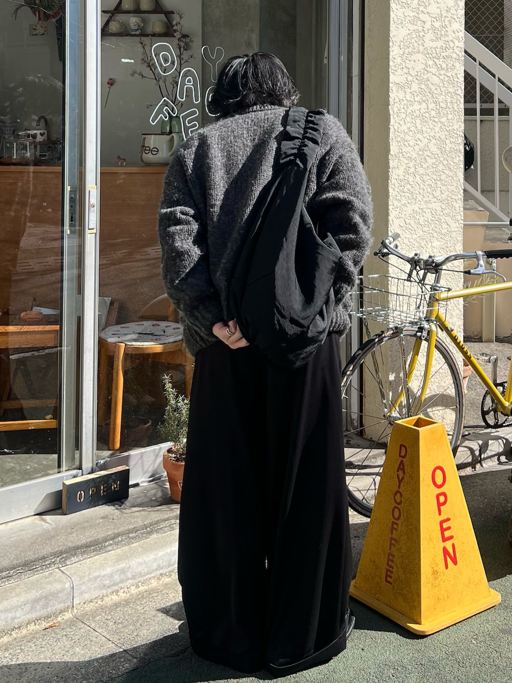 ブラック系のシャツ/ブラウス、ブラック系のスラックス、ブラック系のショルダーバッグを着用したメンズの冬コーディネートの2枚目の写真