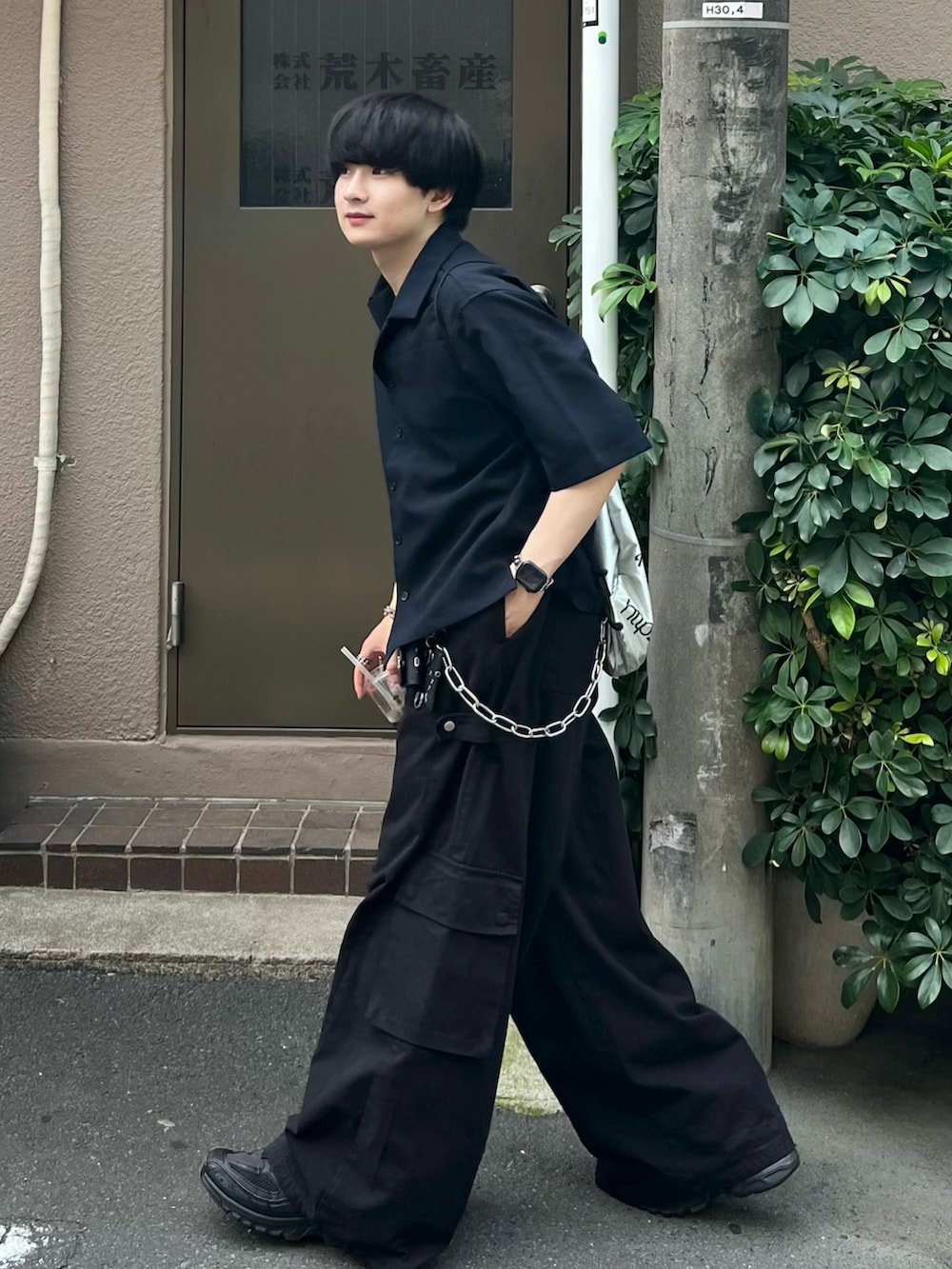 ブラック系のカーゴパンツ、ブルー系のシャツ/ブラウス、ブラック系のスニーカーを着用したメンズの夏コーディネートの3枚目の写真