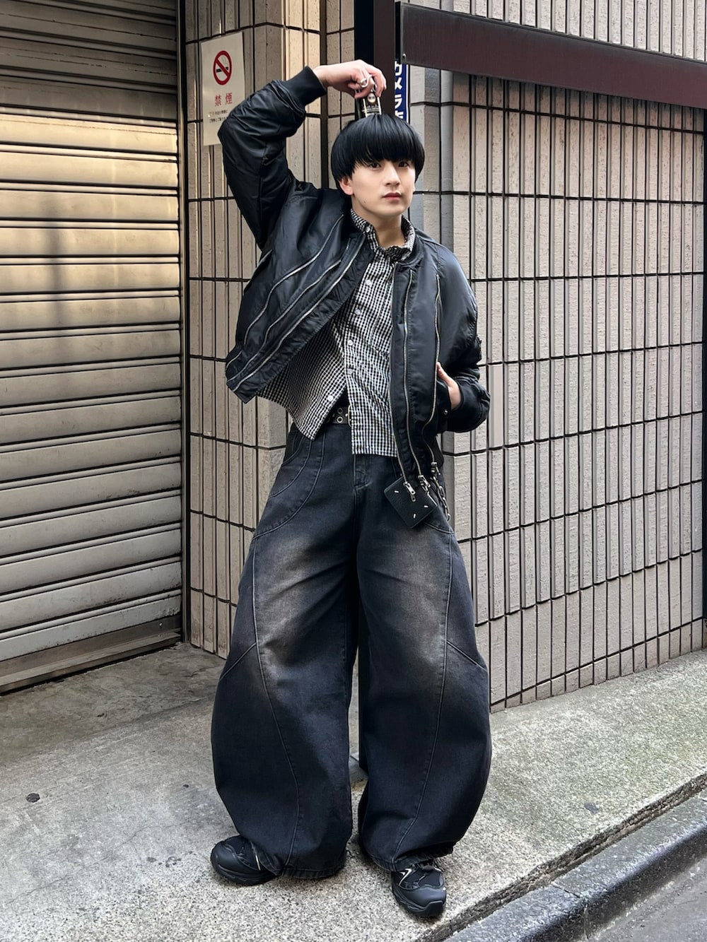 ブラック系のMA-1、ブラック系のシャツ/ブラウス、ブラック系のデニムパンツを着用したメンズの春コーディネートの2枚目の写真