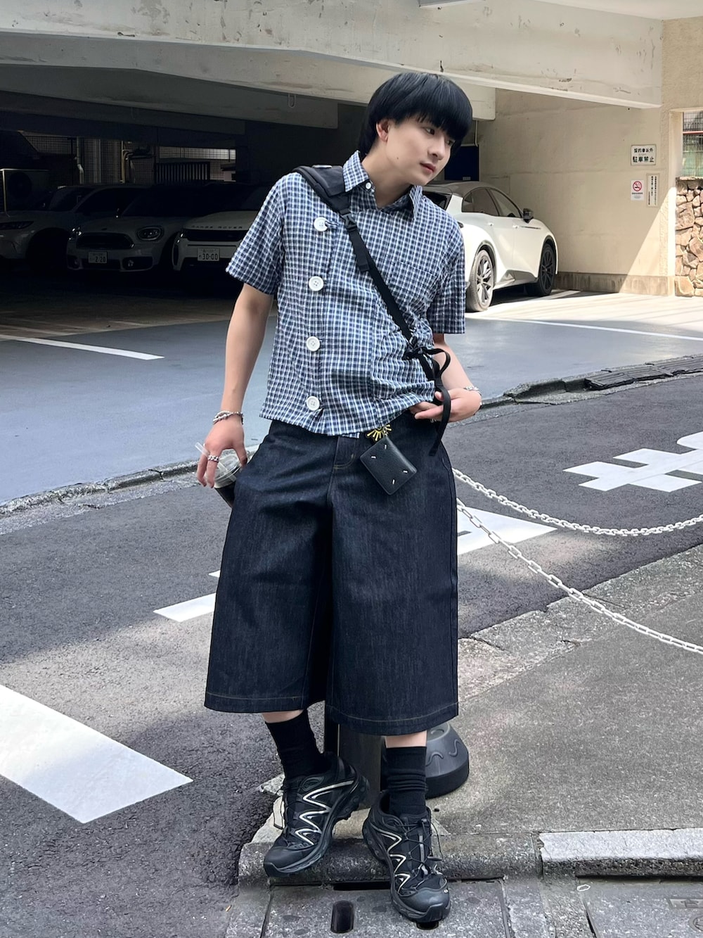 ブルー系のその他パンツ、ブルー系のシャツ/ブラウス、ブラック系のショルダーバッグを着用したメンズの夏コーディネートの2枚目の写真
