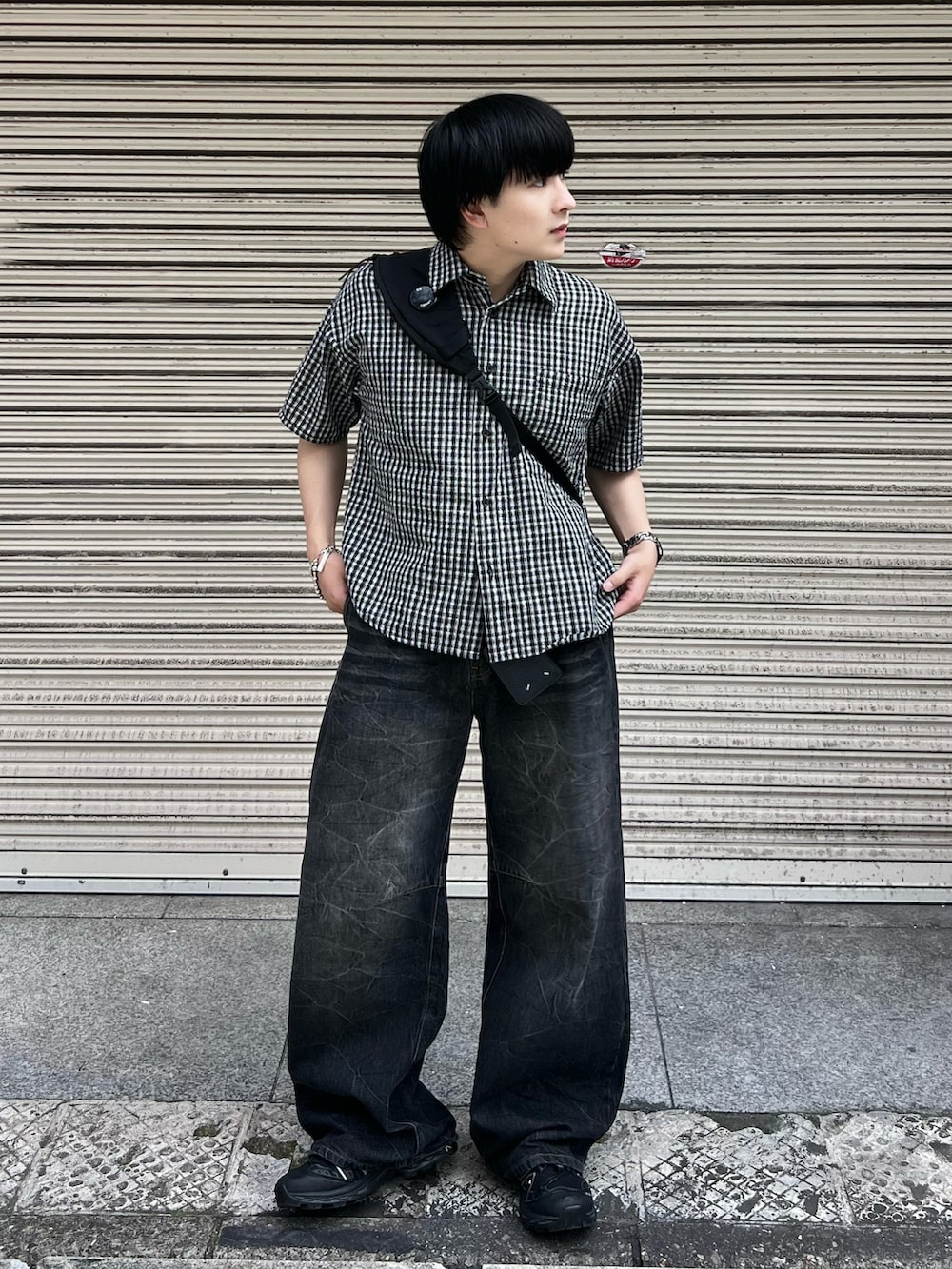 ブラック系のシャツ/ブラウス、ブラック系のデニムパンツ、ブラック系のショルダーバッグを着用したメンズの夏コーディネートの2枚目の写真