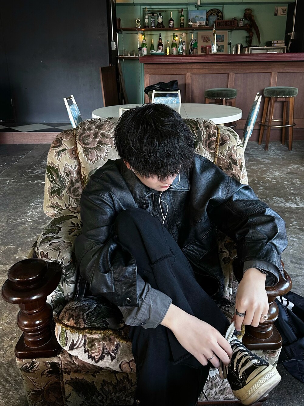 ブラック系のカーゴパンツ、ブラック系のスニーカー、ブラック系のブルゾンを着用したメンズの春コーディネートの2枚目の写真