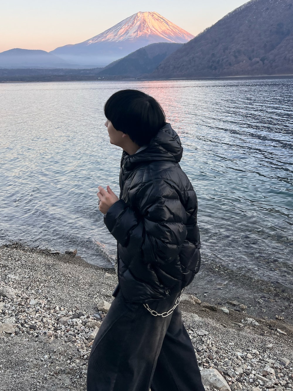 ブラック系のダウンジャケット/コート、ブラック系のスウェット、ブラック系のTシャツ/カットソーを着用したメンズの冬コーディネートの2枚目の写真