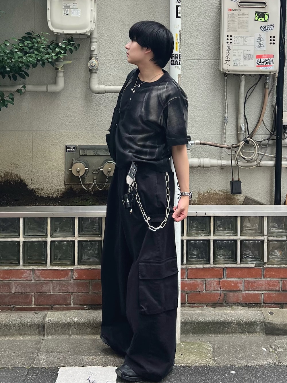 その他のTシャツ/カットソー、ブラック系のカーゴパンツ、ブラック系のショルダーバッグを着用したメンズの夏コーディネートの2枚目の写真