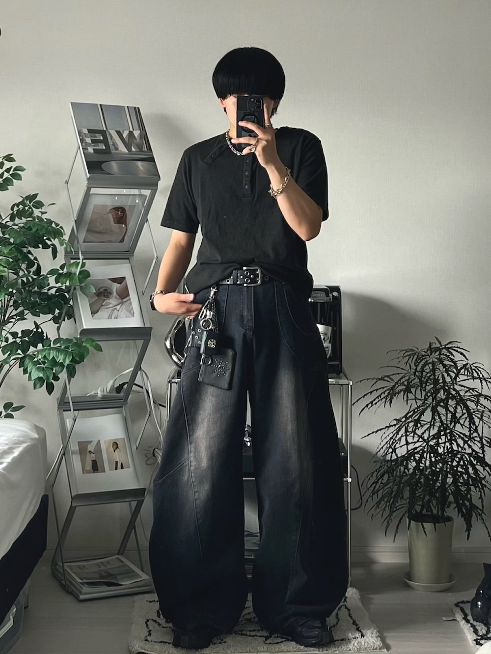 ブラック系のTシャツ/カットソー、ブラック系のデニムパンツ、ブラック系のスニーカーを着用したメンズの夏コーディネートの2枚目の写真