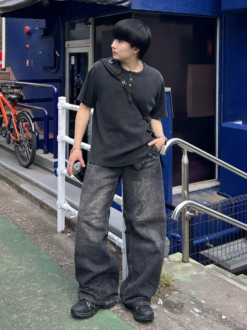 ブラック系のTシャツ/カットソー、ブラック系のデニムパンツ、ブラック系のスニーカーを着用したメンズの夏コーディネートの2枚目の写真