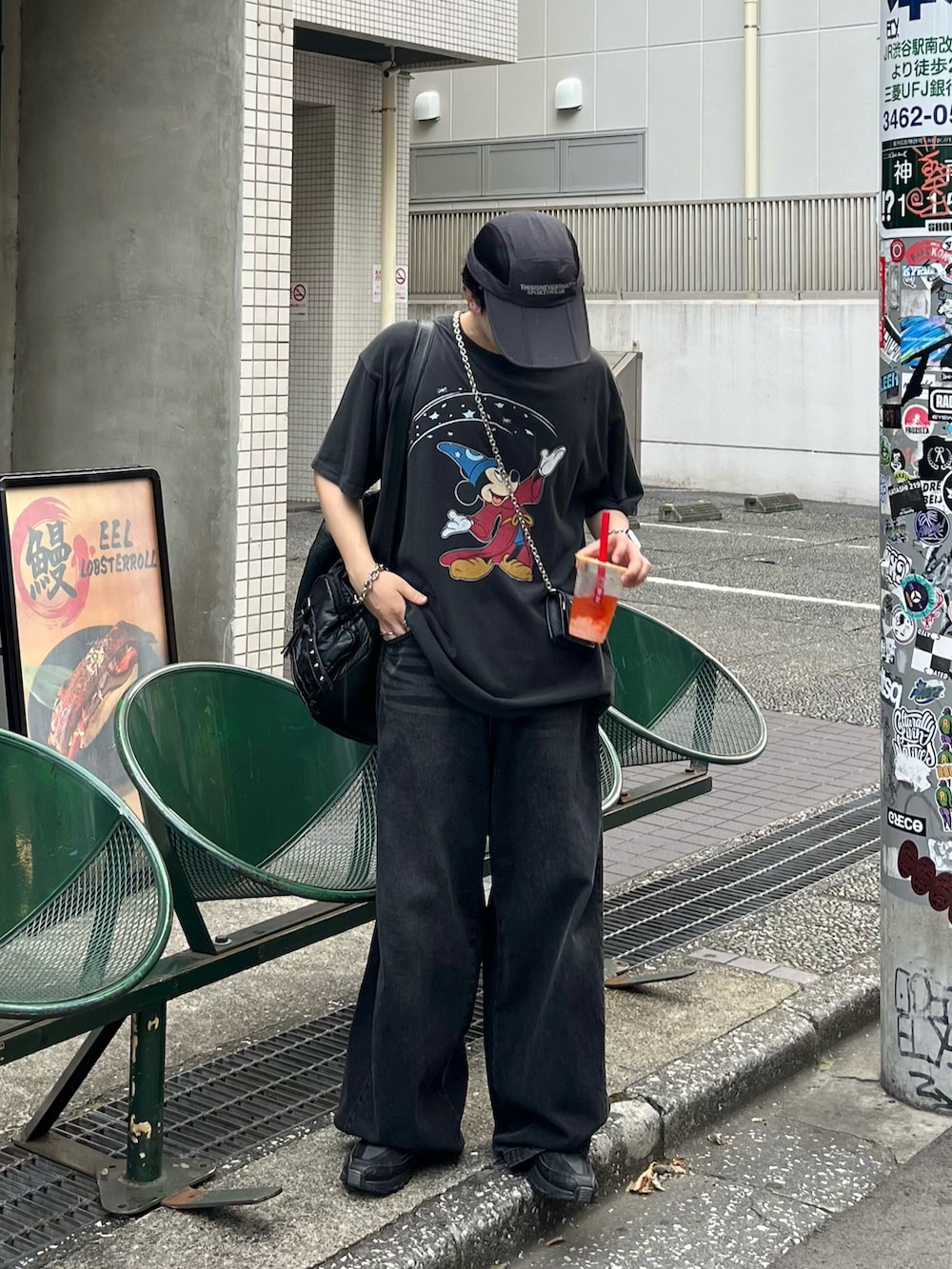 ブラック系のTシャツ/カットソー、ブラック系のデニムパンツ、ブラック系のスニーカーを着用したメンズの夏コーディネートの3枚目の写真