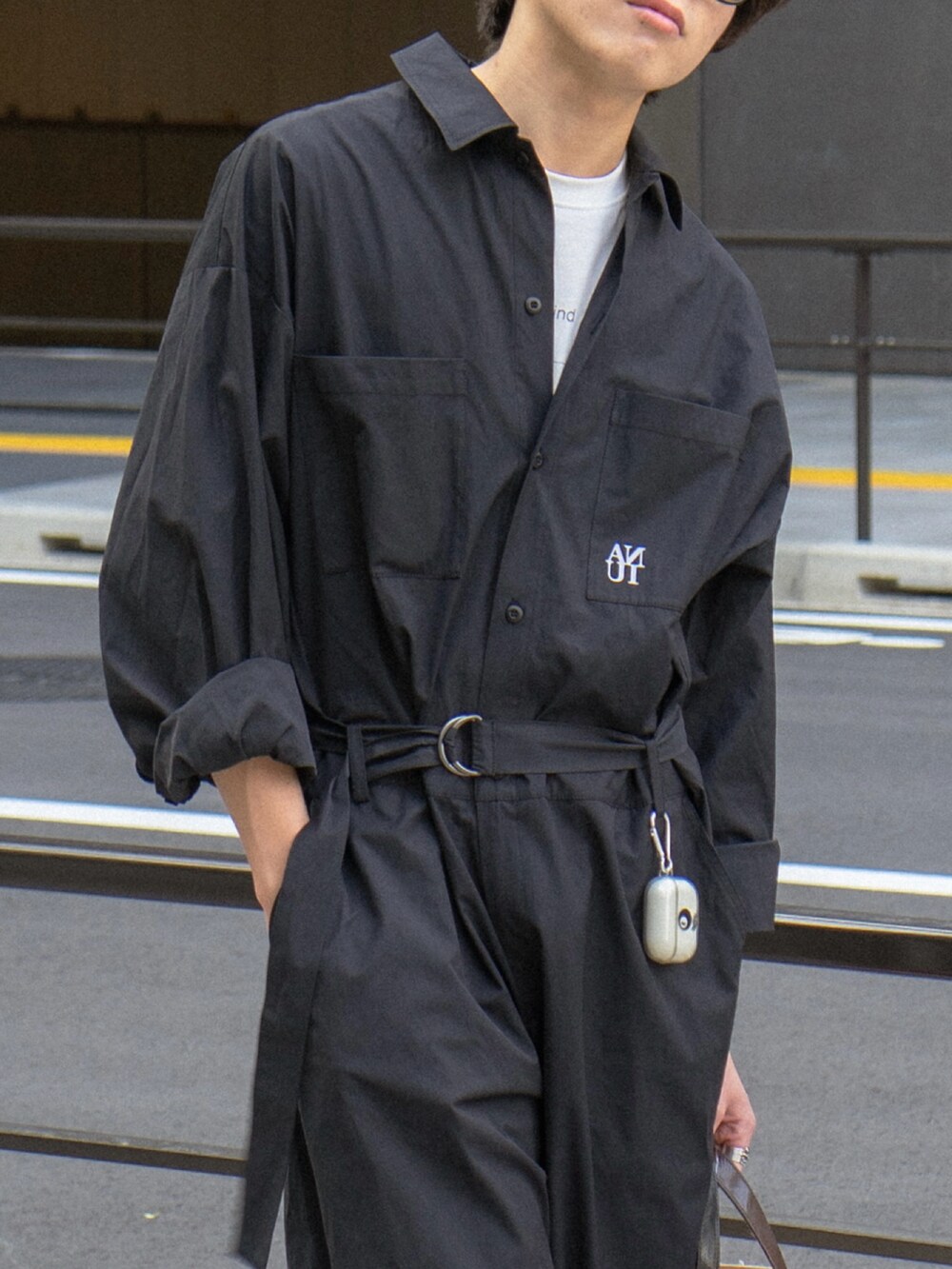 ブラック系のつなぎ/オールインワン、その他のTシャツ/カットソー、ホワイト系のトートバッグを着用したメンズの春コーディネートの2枚目の写真