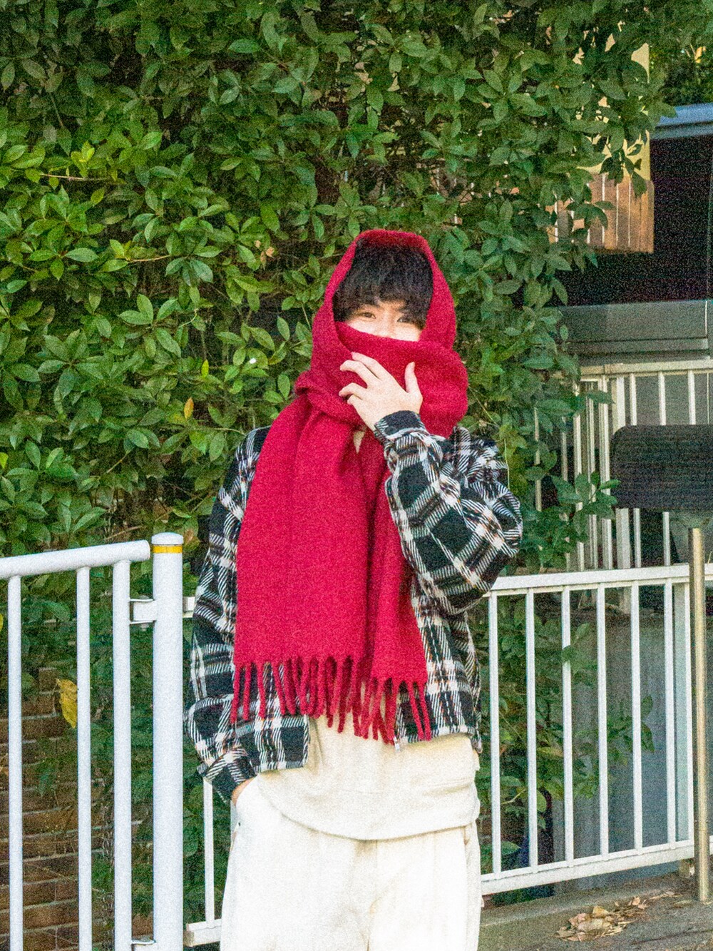 ブラック系のブルゾン、ベージュ系のその他パンツ、ホワイト系のスウェットを着用したメンズの冬コーディネートの3枚目の写真