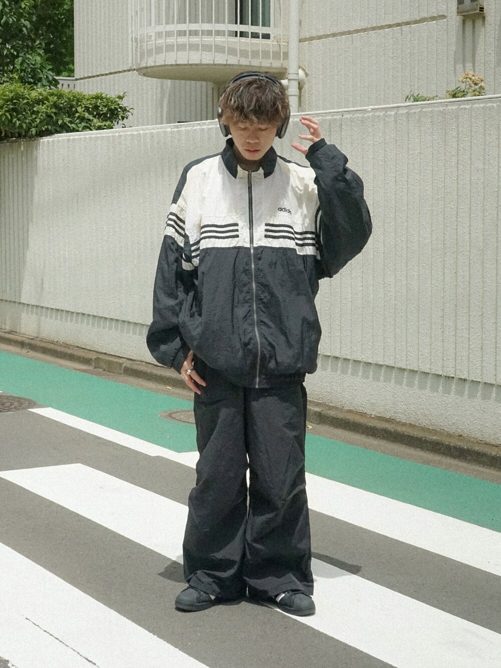 ブラック系のその他パンツ、ブラック系のスニーカー、ブルー系のその他を着用したメンズの夏コーディネートの4枚目の写真