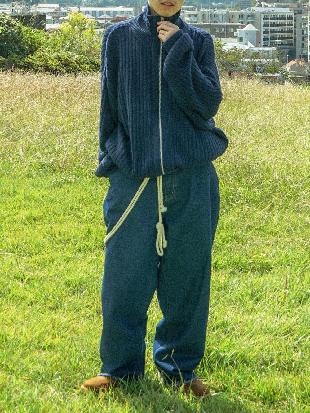 ブルー系のカーディガン/ボレロ、ブラック系のデニムパンツ、ブラウン系のブーツを着用したメンズの冬コーディネートの5枚目の写真