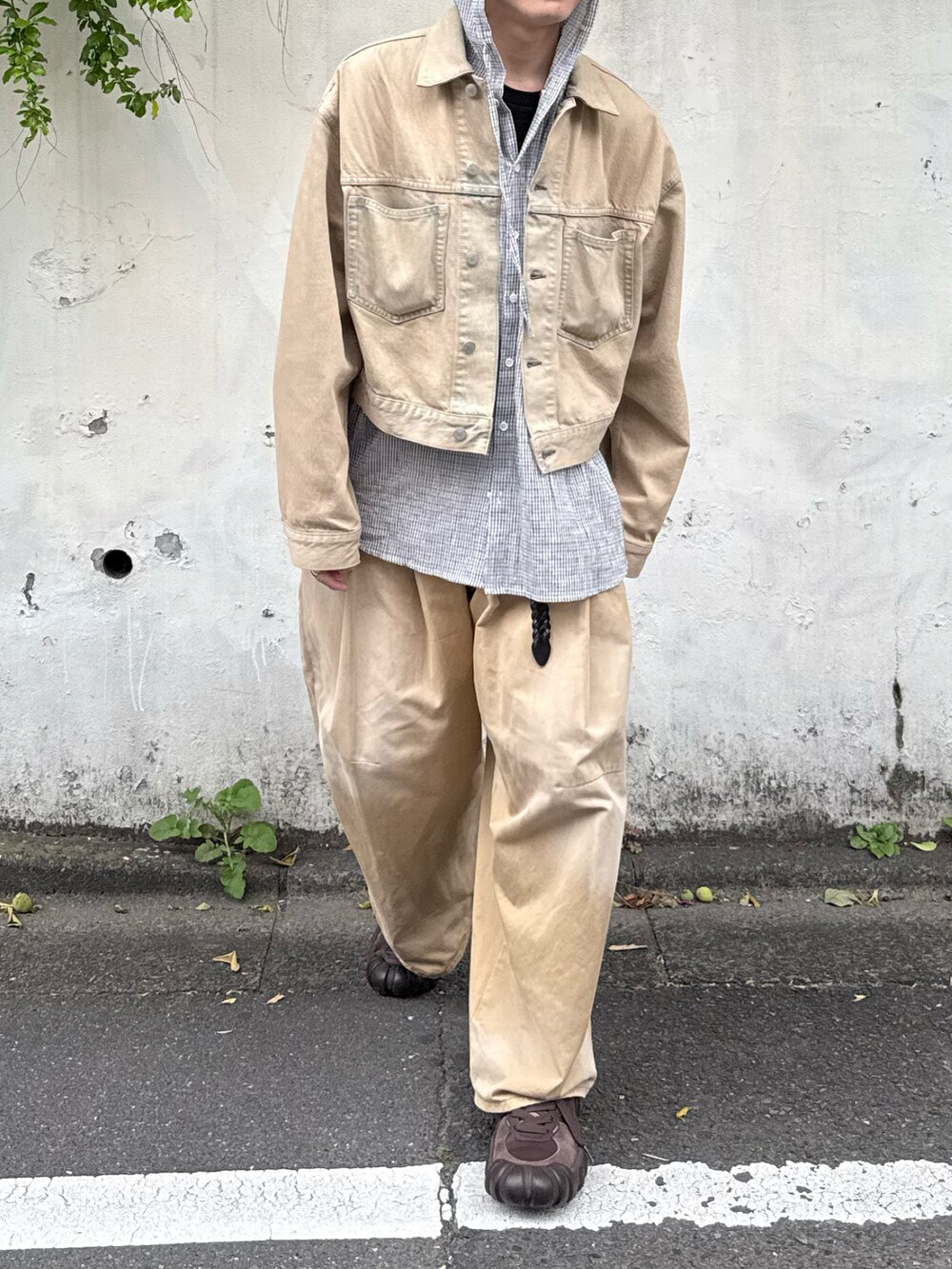 ベージュ系のデニムジャケット、ホワイト系のシャツ/ブラウス、ベージュ系のチノパンツを着用したメンズの春コーディネートの5枚目の写真