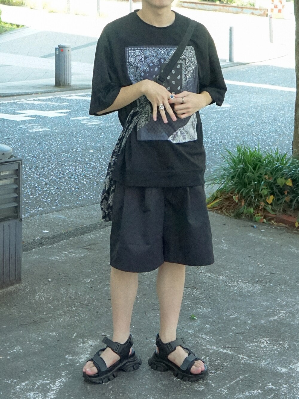 ブラック系のTシャツ/カットソー、ブラック系のその他パンツ、ブルー系のショルダーバッグを着用したメンズの夏コーディネートの5枚目の写真