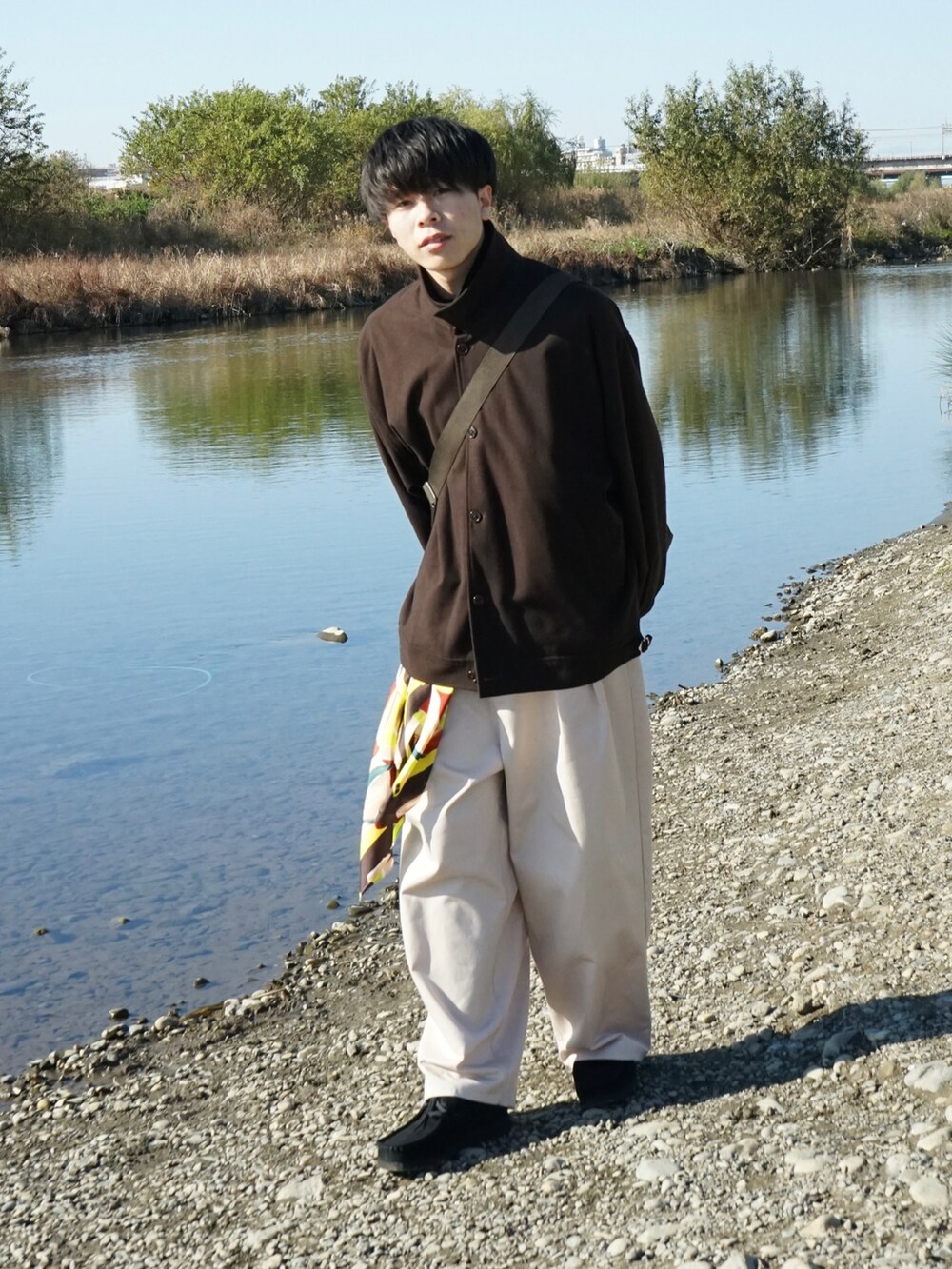 ブラウン系のブルゾン、ベージュ系のその他パンツ、ブラック系のその他シューズを着用したメンズの冬コーディネートの3枚目の写真