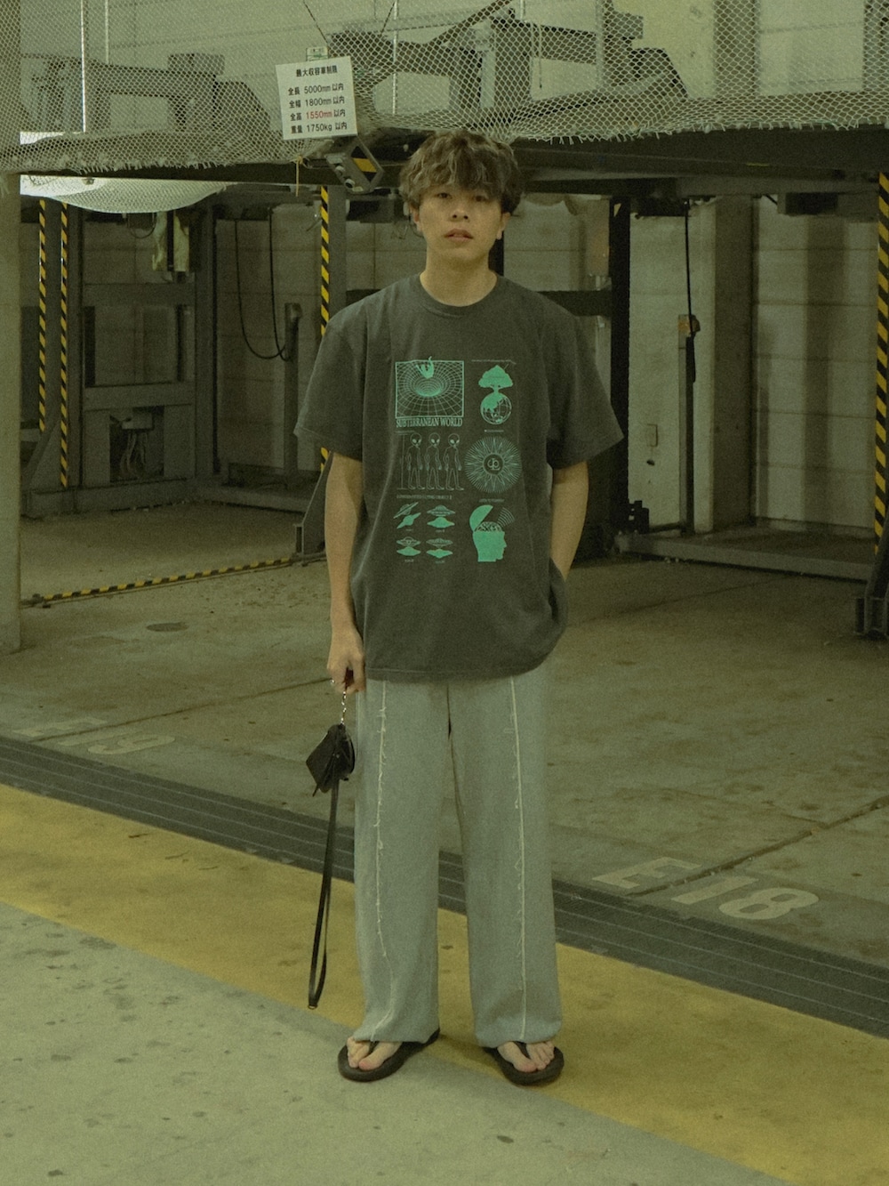 グレー系のTシャツ/カットソー、グレー系のスウェットパンツ、ブラック系のショルダーバッグを着用したメンズの春コーディネートの2枚目の写真