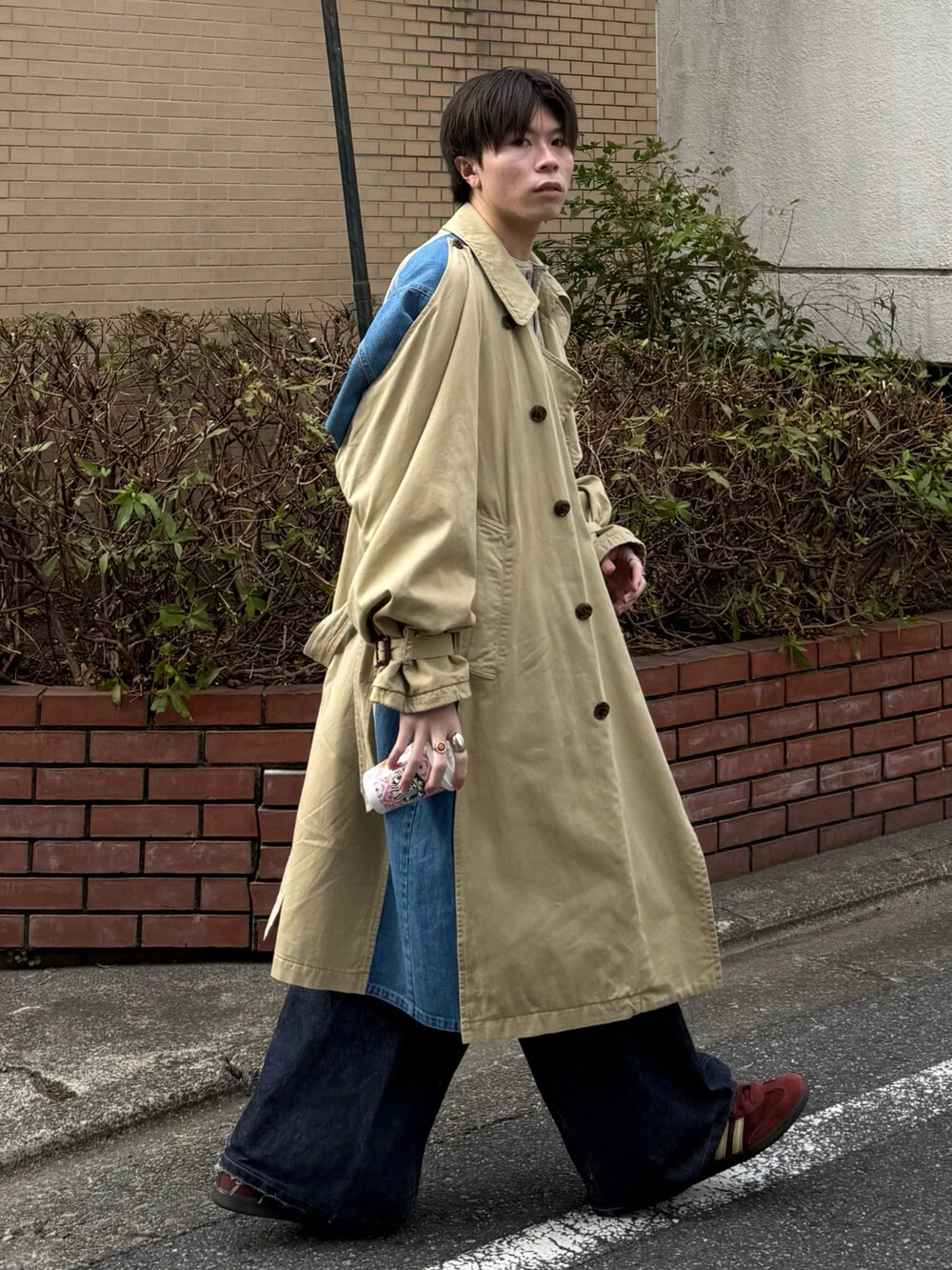 ブルー系のデニムパンツ、ベージュ系のTシャツ/カットソー、グレー系のTシャツ/カットソーを着用したメンズの春コーディネートの2枚目の写真