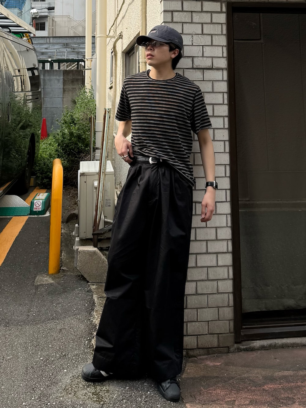 ブラック系のTシャツ/カットソー、ブラック系のその他パンツ、ブラック系のスニーカーを着用したメンズの夏コーディネートの2枚目の写真