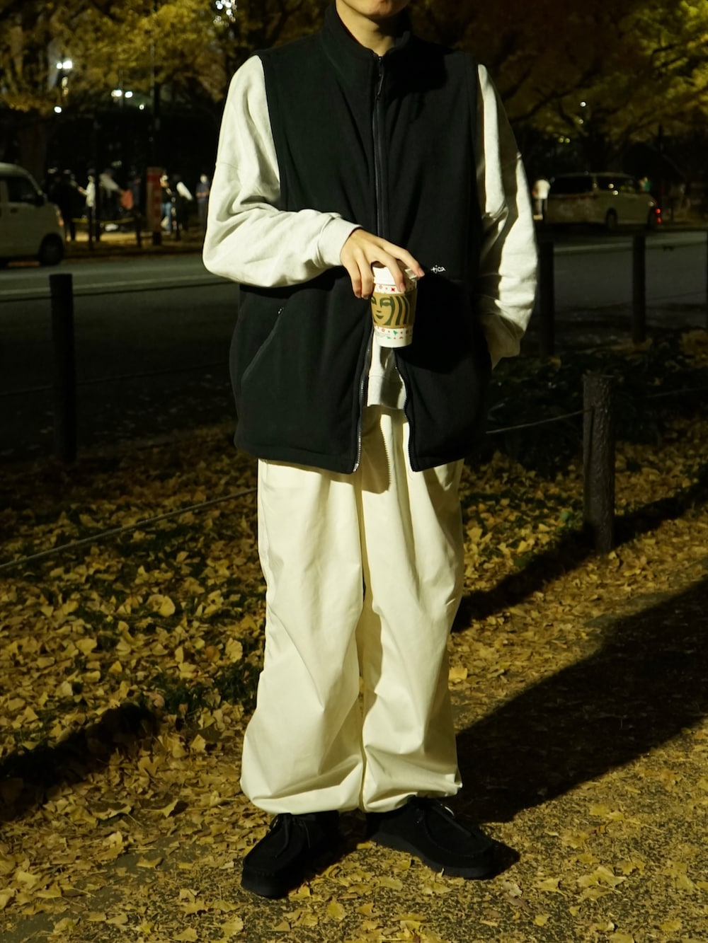 ブルー系のその他アウター、グレー系のスウェット、ホワイト系のカーゴパンツを着用したメンズの秋コーディネートの5枚目の写真